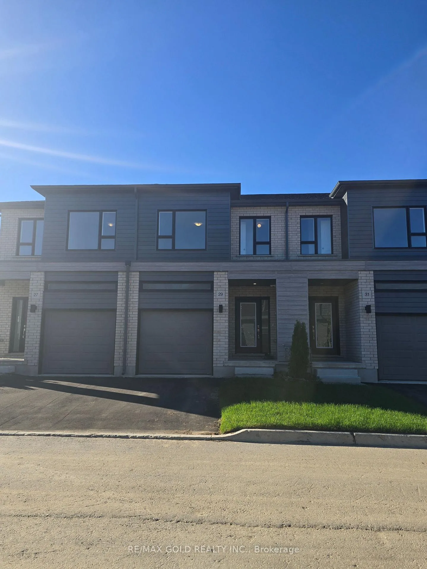 Front of 29 Oak Forest Common