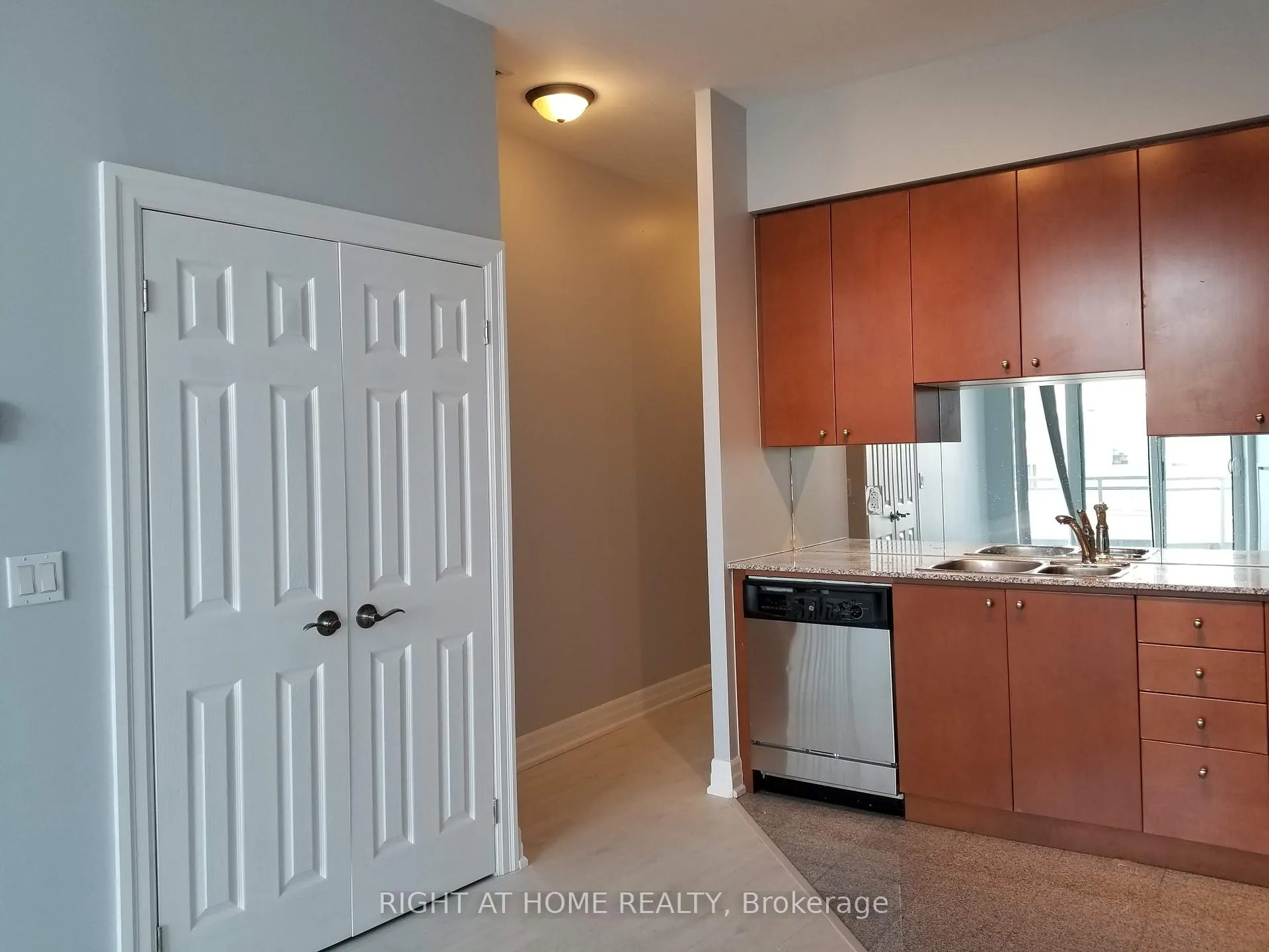 Photo 13 of Unit PH207, 8 Scollard Street, Toronto, The Annex — HOMEH