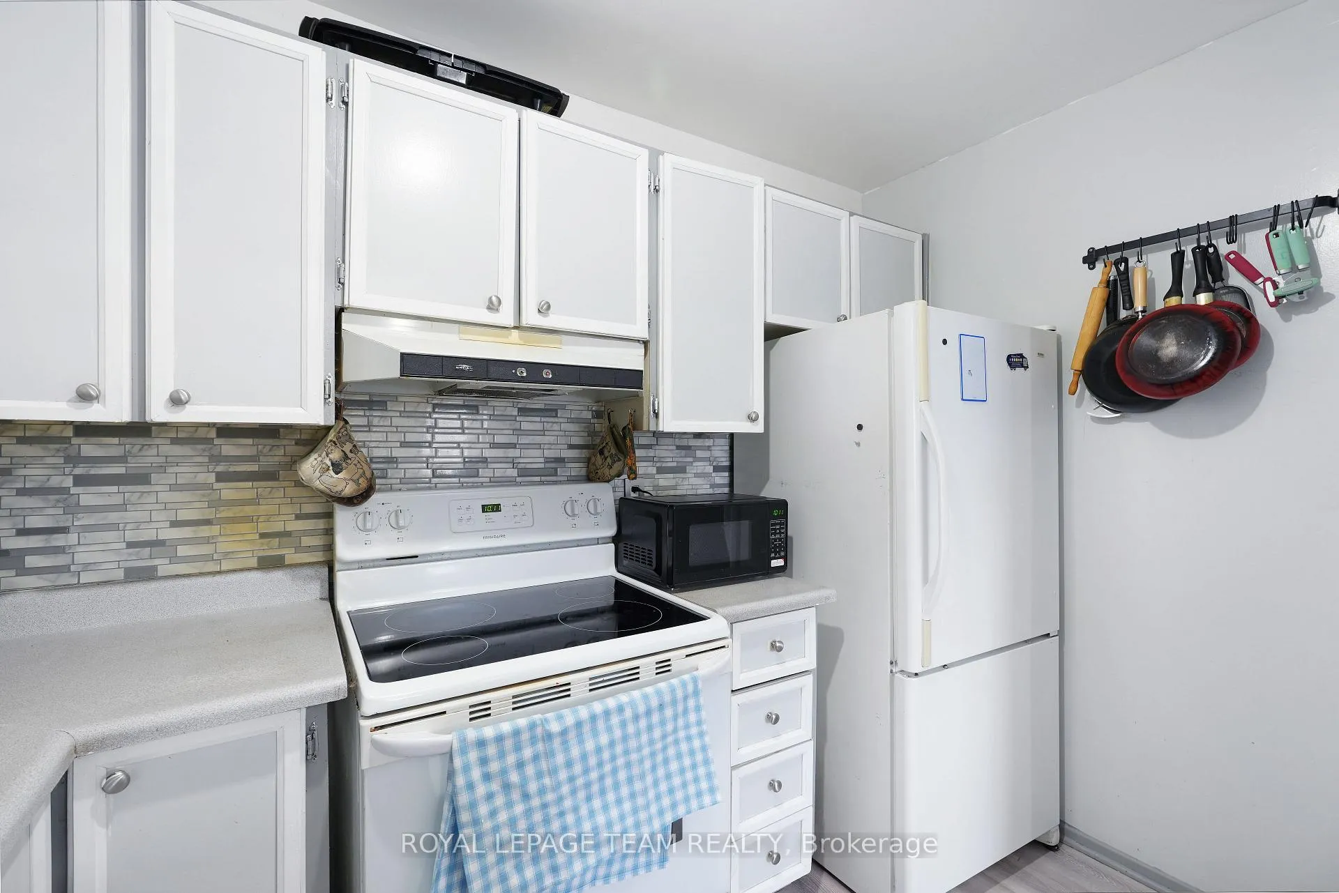 Photo 9 of 1807 Meadowbrook Road, Ottawa, Pineview — HOMEH