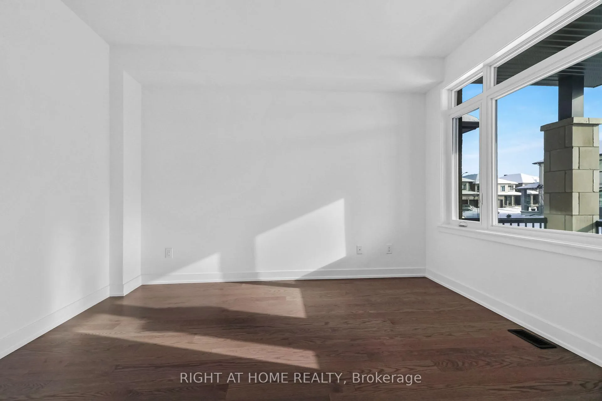 Photo 3 of 2020 Acoustic Way, Ottawa, Riverside South/Gloucester Glen — HOMEH