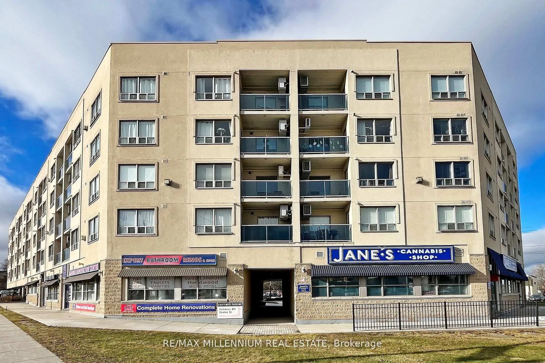 Photo 2 of Unit 315, 160 Wellington Street E, Aurora, Aurora Village — HOMEH