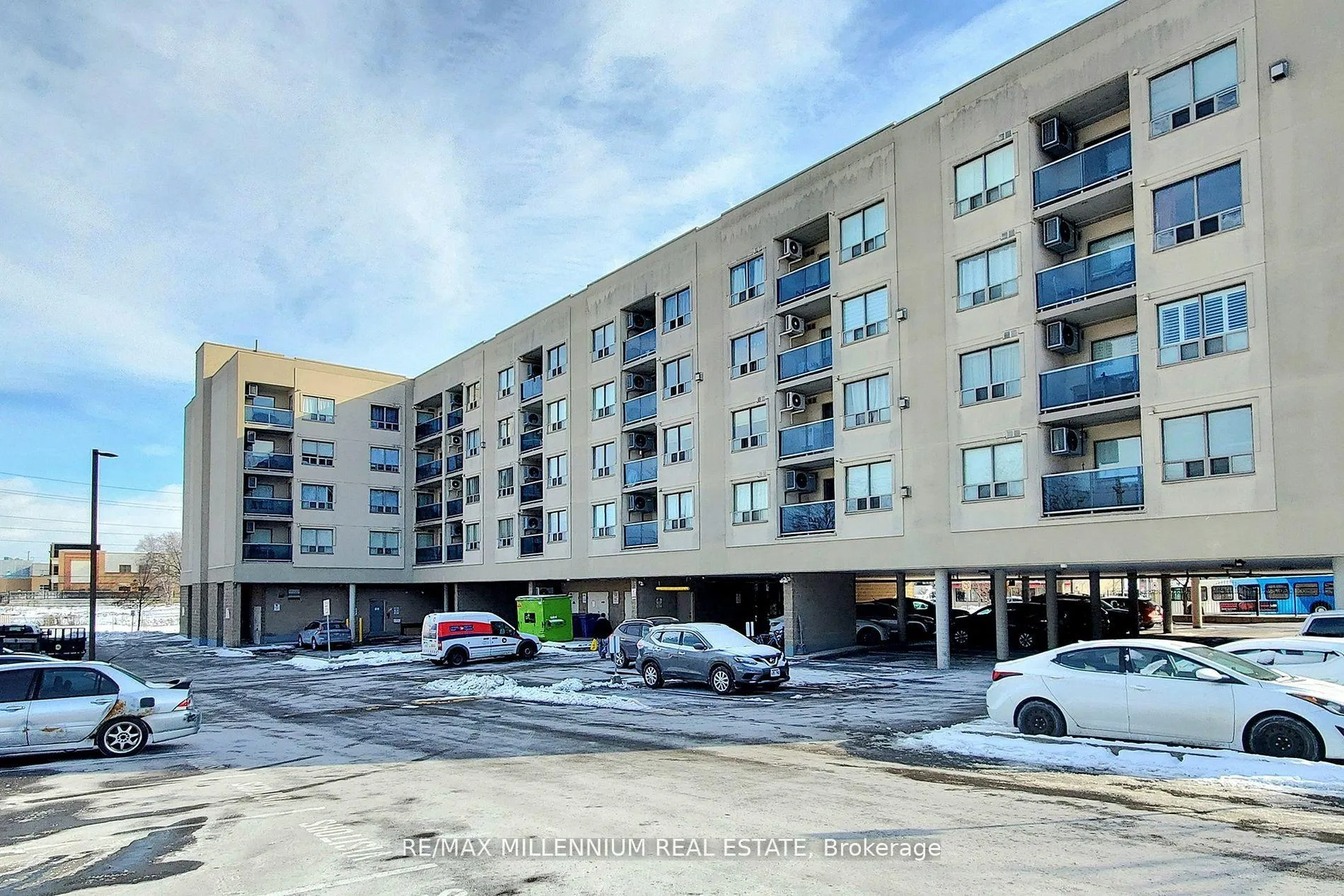 Photo 4 of Unit 315, 160 Wellington Street E, Aurora, Aurora Village — HOMEH