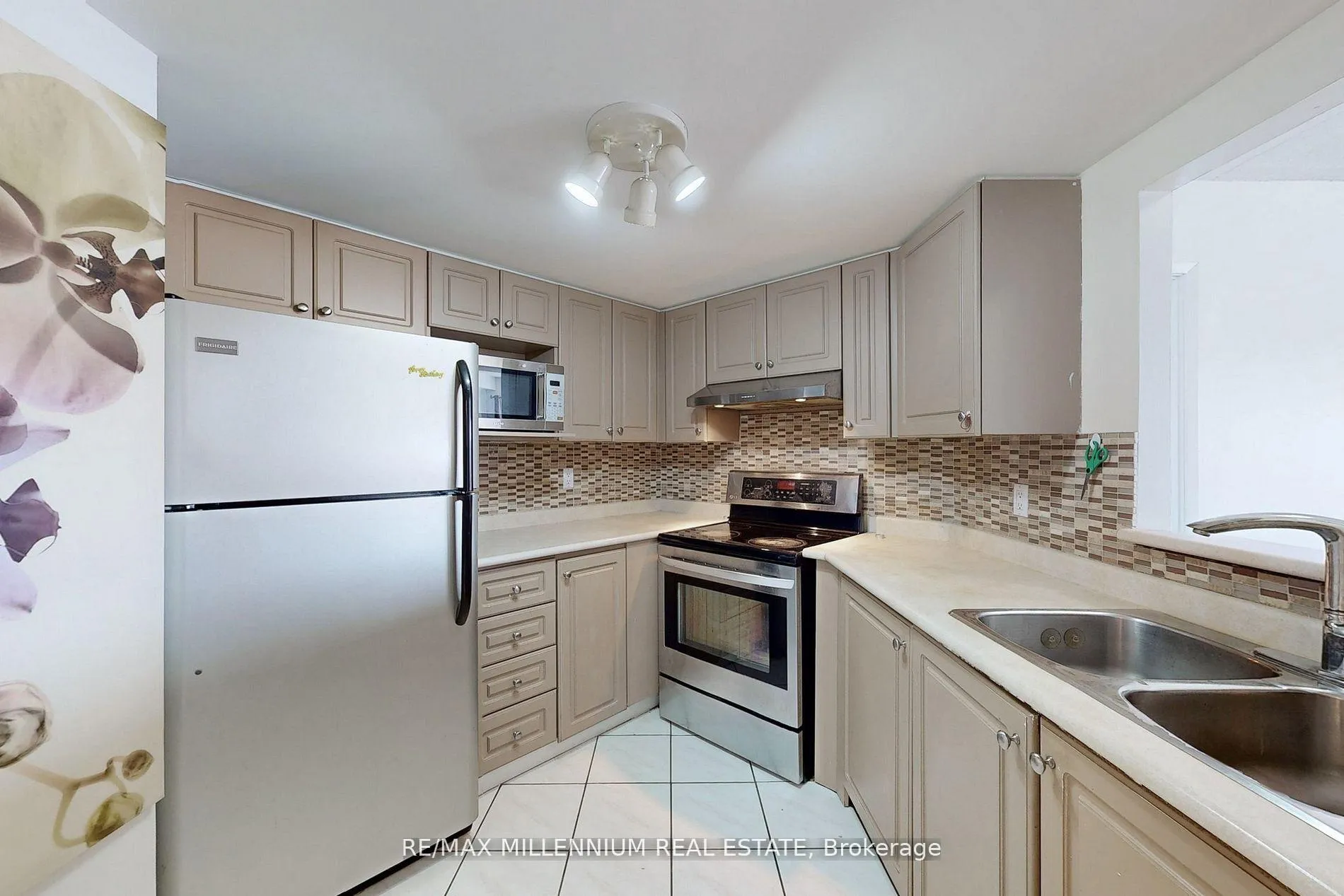 Photo 14 of Unit 315, 160 Wellington Street E, Aurora, Aurora Village — HOMEH