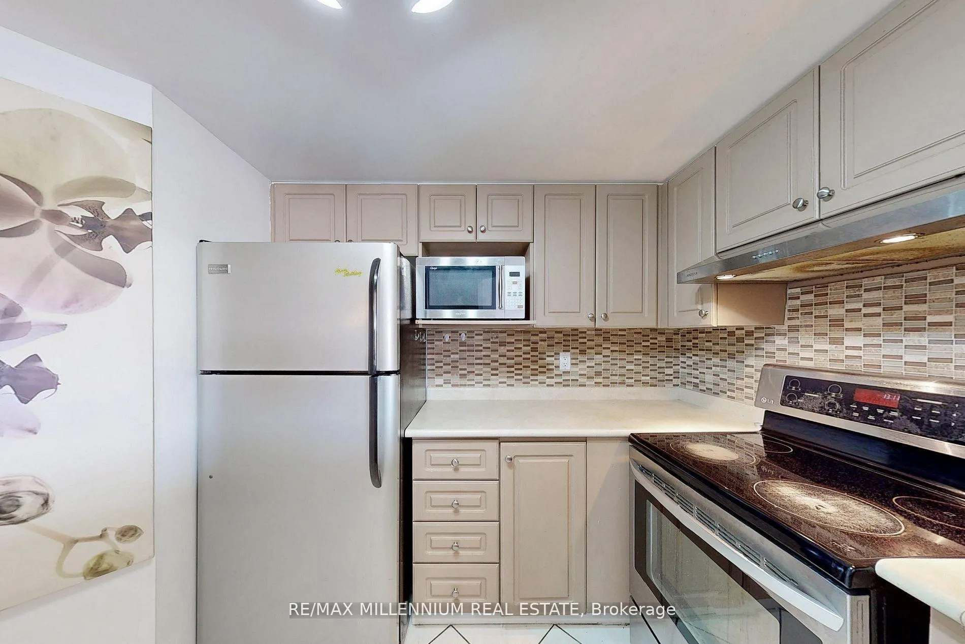 Photo 15 of Unit 315, 160 Wellington Street E, Aurora, Aurora Village — HOMEH