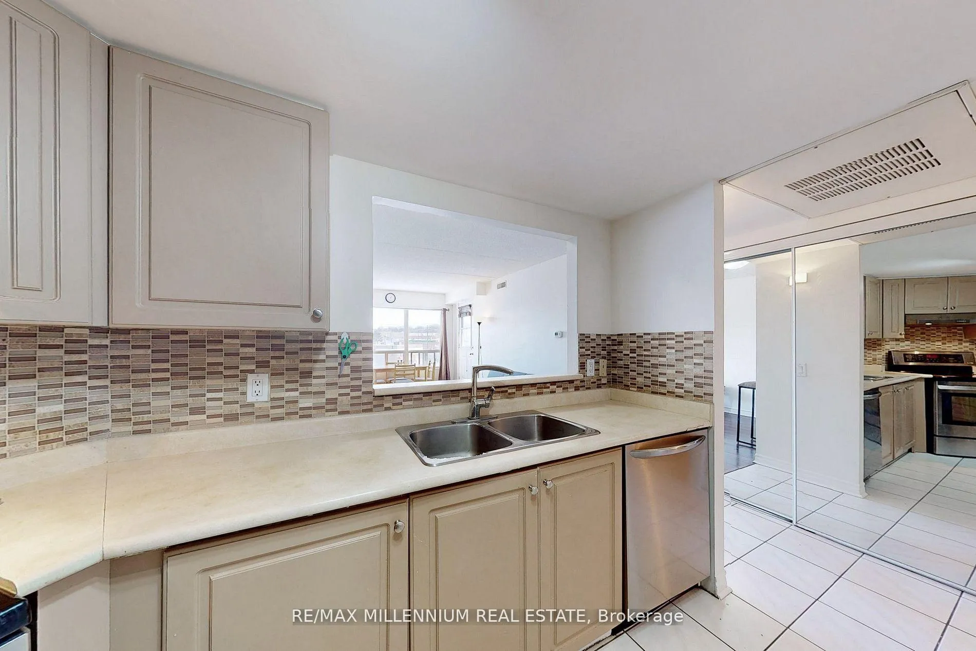 Photo 16 of Unit 315, 160 Wellington Street E, Aurora, Aurora Village — HOMEH