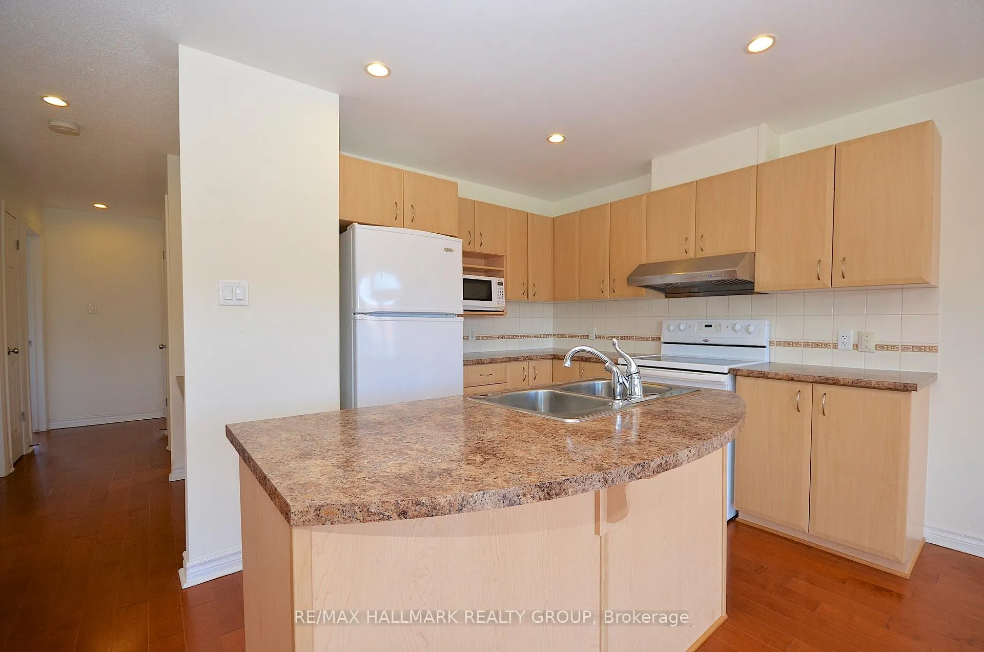 Photo 16 of Unit 7, 304 Paseo Private, Ottawa, Centrepointe — HOMEH