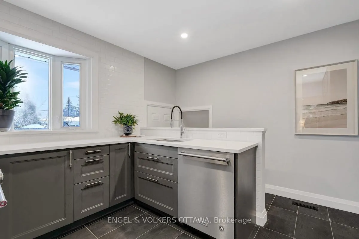 Photo 16 of 10 Spring Garden Avenue, Ottawa, Meadowlands/Crestview — HOMEH