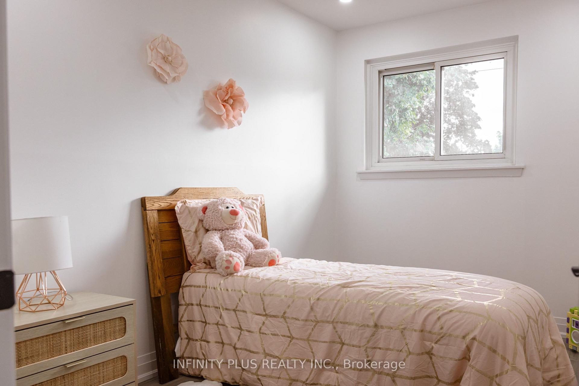 Photo 12 of 31 Autumn Boulevard, Brampton, Avondale — HOMEH