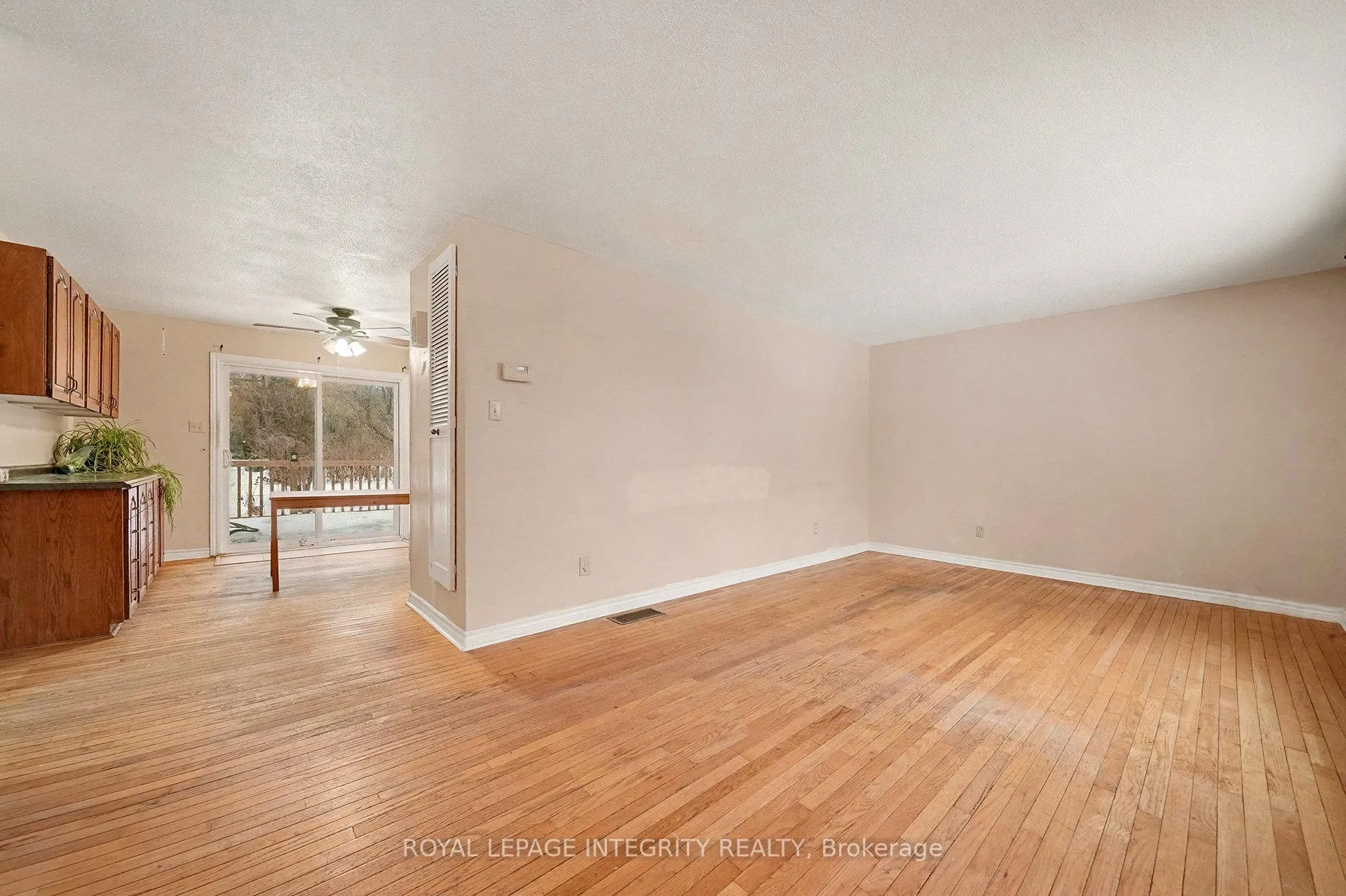 Photo 5 of 1160 Barnett Drive, Ottawa, Cumberland Village — HOMEH
