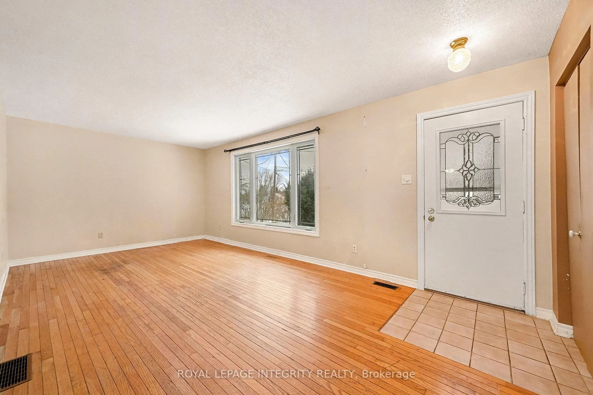 Photo 9 of 1160 Barnett Drive, Ottawa, Cumberland Village — HOMEH