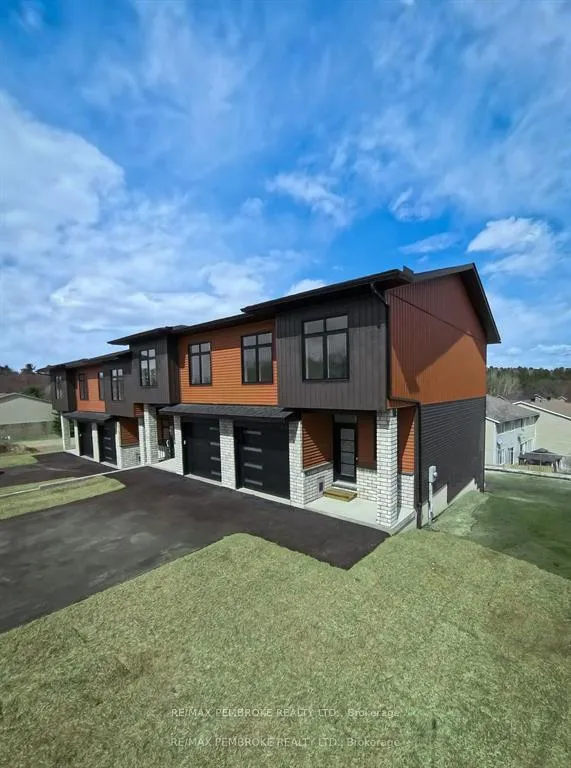 Photo 2 of 11 Northbrook Street, Petawawa — HOMEH