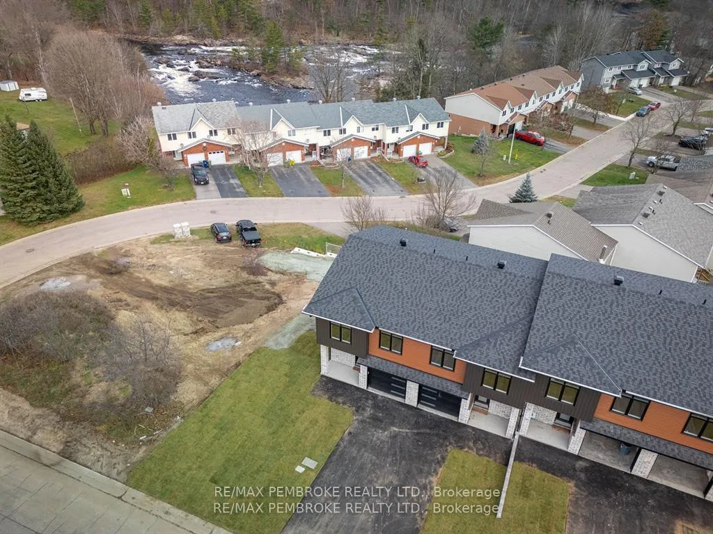 Photo 3 of 11 Northbrook Street, Petawawa — HOMEH