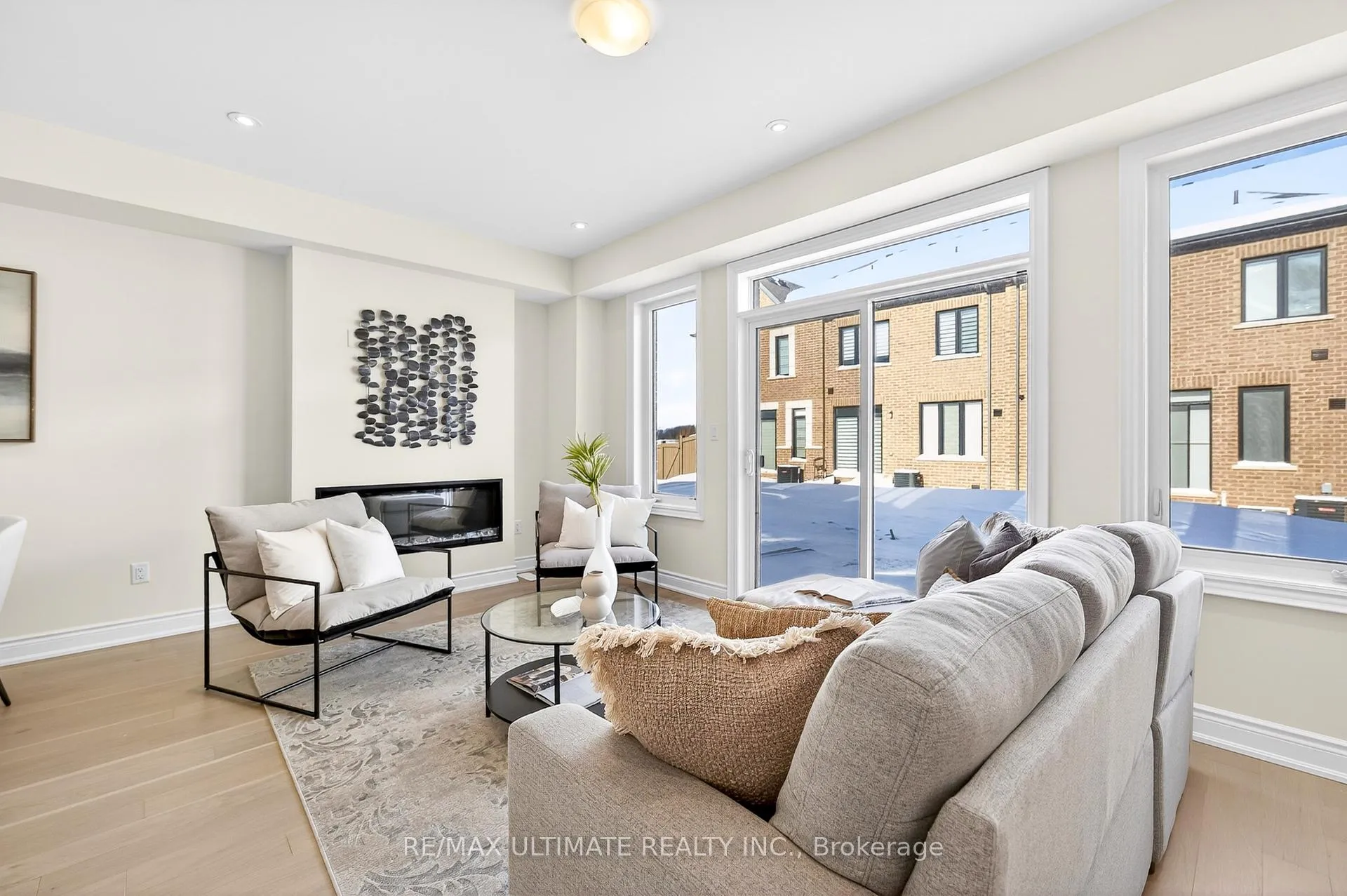 Photo 3 of 12 Singhampton Road, Vaughan, Kleinburg — HOMEH