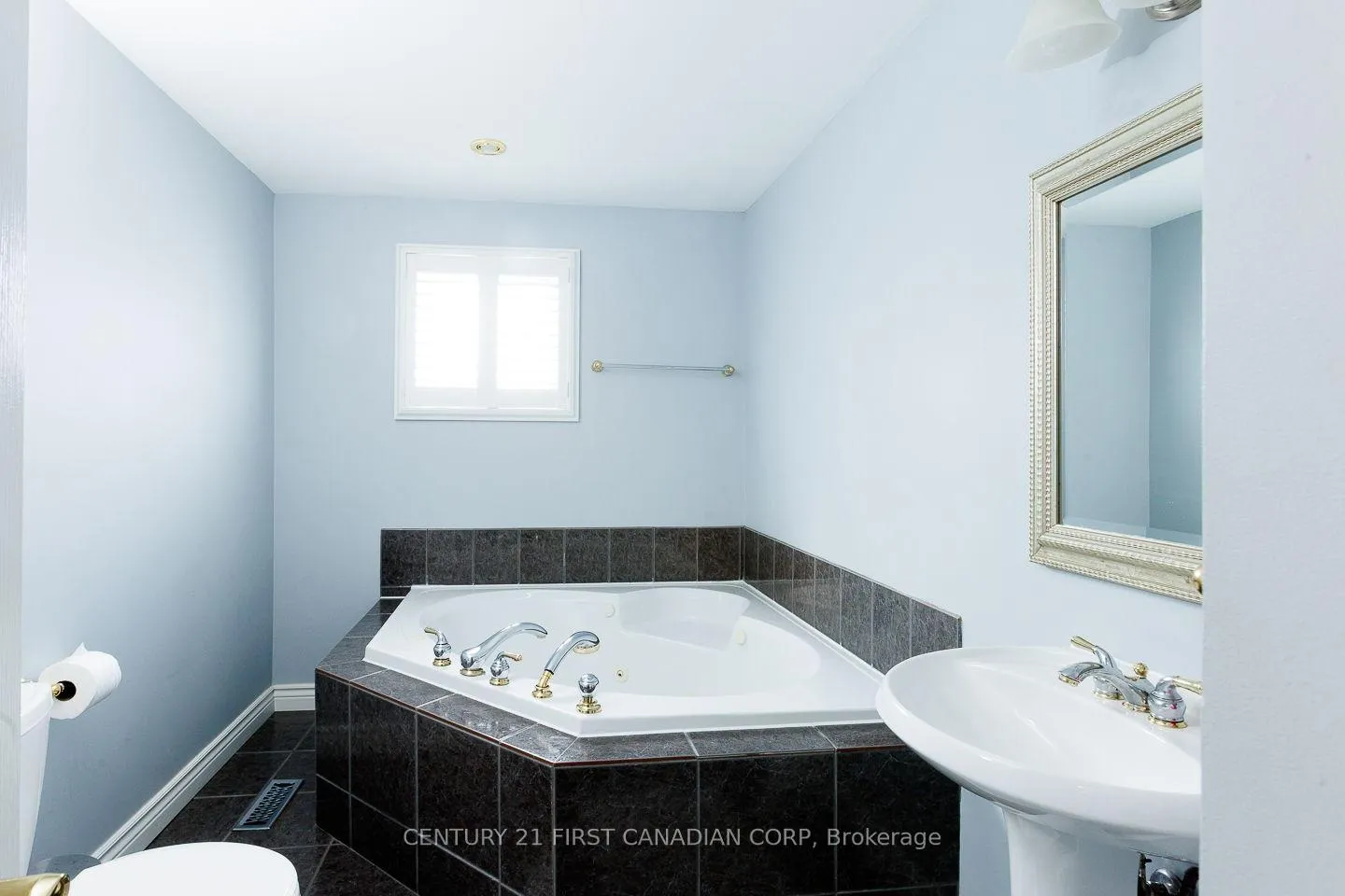 Photo 18 of 118 Rosamond Crescent, London, South X — HOMEH