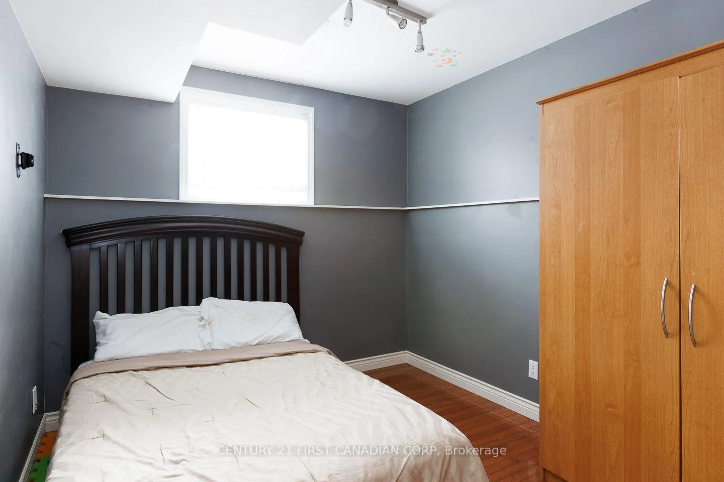 Photo 23 of 118 Rosamond Crescent, London, South X — HOMEH