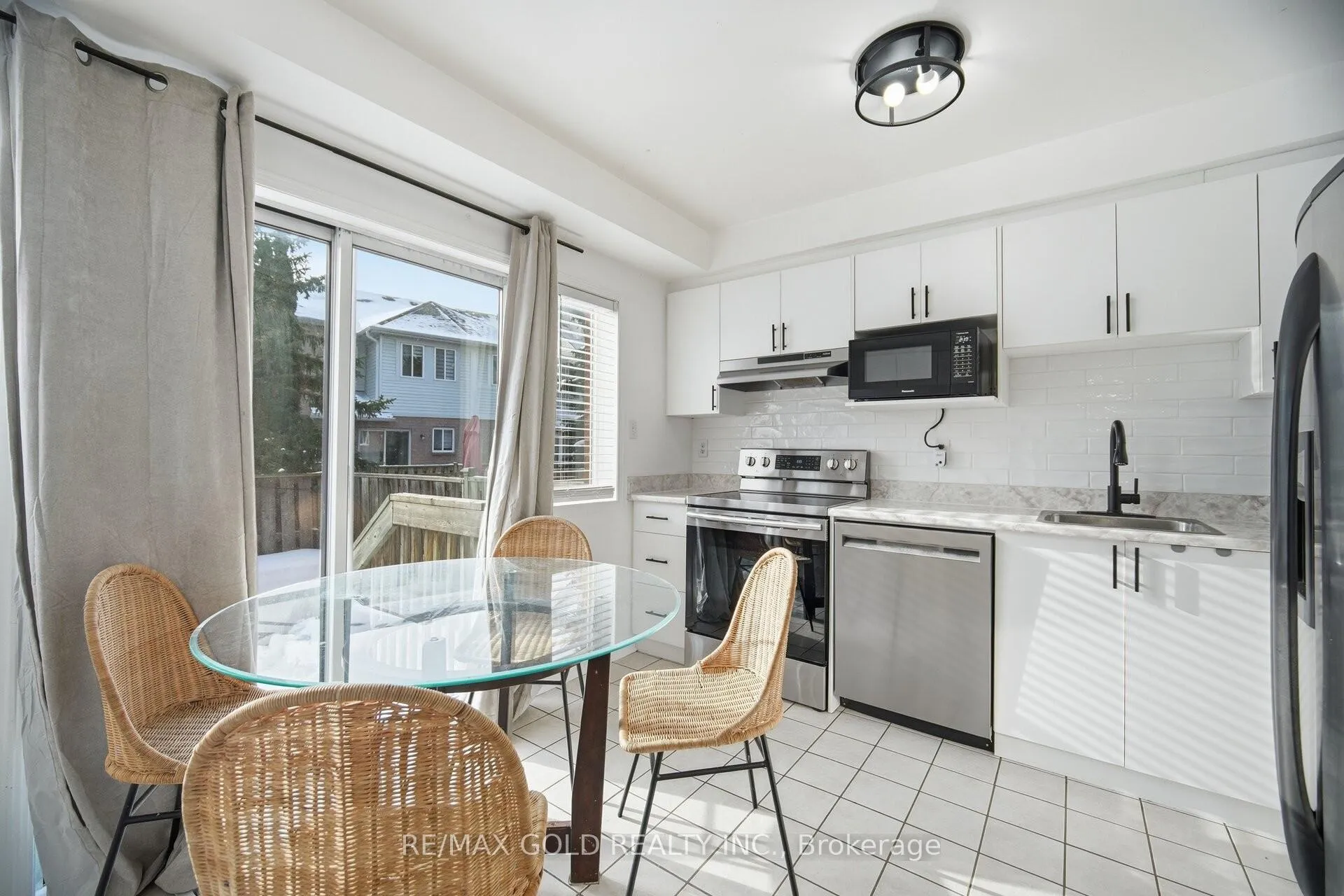 Photo 4 of Unit 101, 101 Spadina Road, Brampton, Brampton West — HOMEH