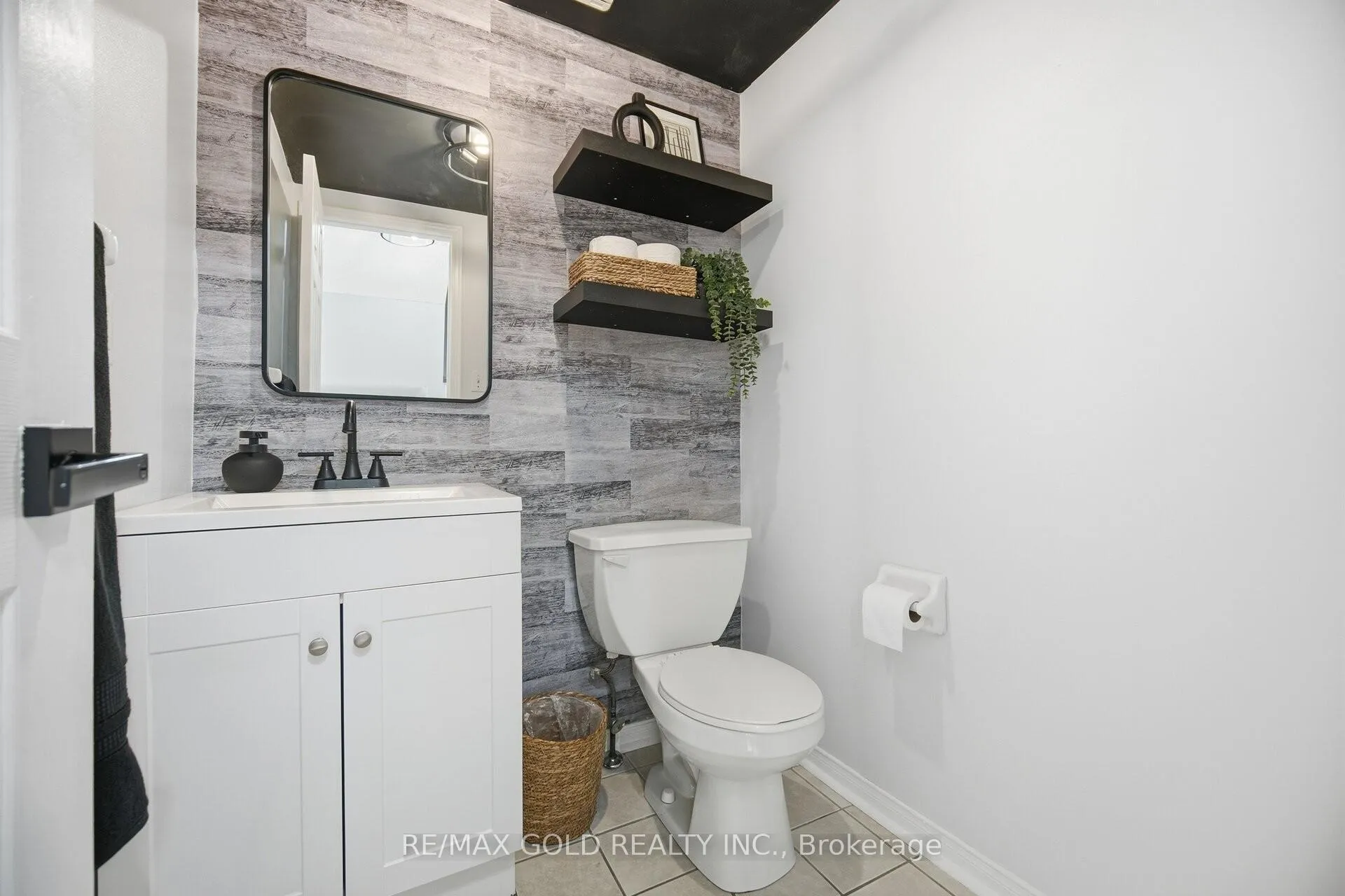 Photo 9 of Unit 101, 101 Spadina Road, Brampton, Brampton West — HOMEH