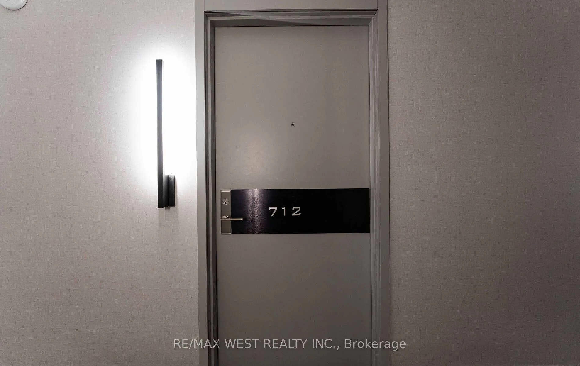 Photo 4 of Unit 712, 33 Helendale Avenue, Toronto, Yonge-Eglinton — HOMEH