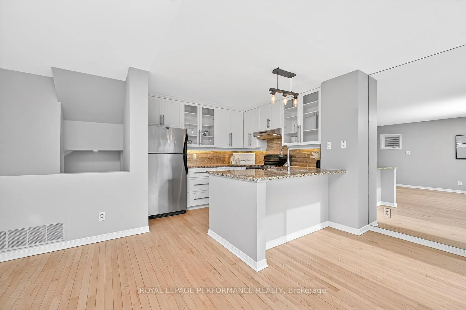 Photo 14 of Unit A, 241 Sunnyside Avenue, Ottawa, Old Ottawa South — HOMEH