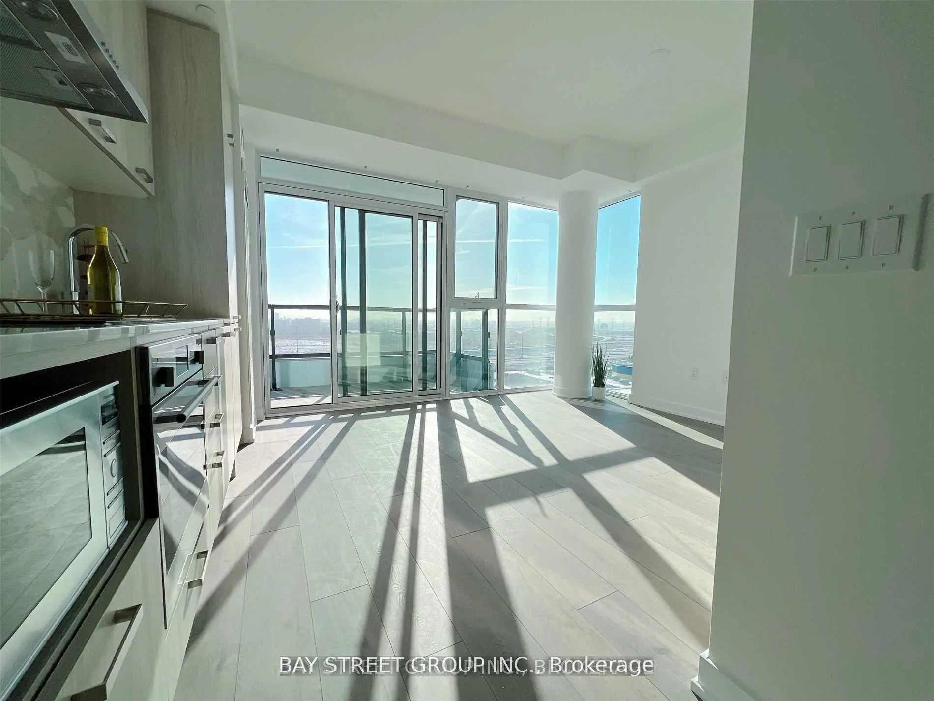 Photo 2 of Unit 1709, 10 Honeycrisp Crescent, Vaughan, Vaughan Corporate Centre — HOMEH