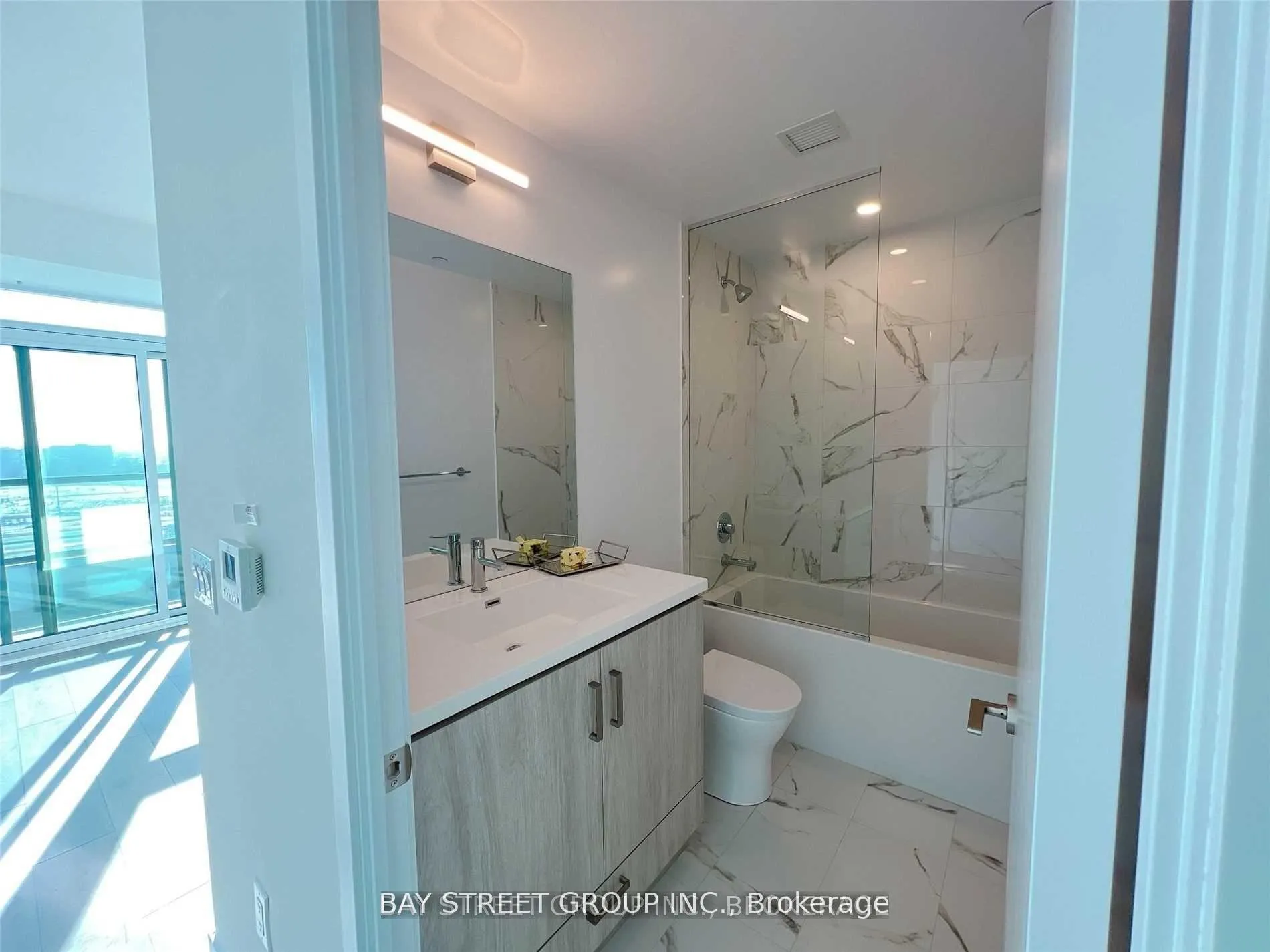 Photo 3 of Unit 1709, 10 Honeycrisp Crescent, Vaughan, Vaughan Corporate Centre — HOMEH