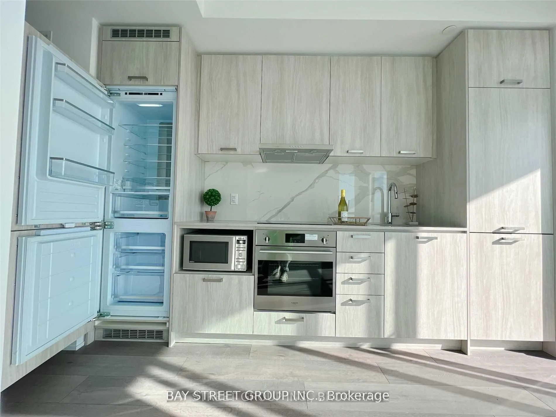 Photo 5 of Unit 1709, 10 Honeycrisp Crescent, Vaughan, Vaughan Corporate Centre — HOMEH