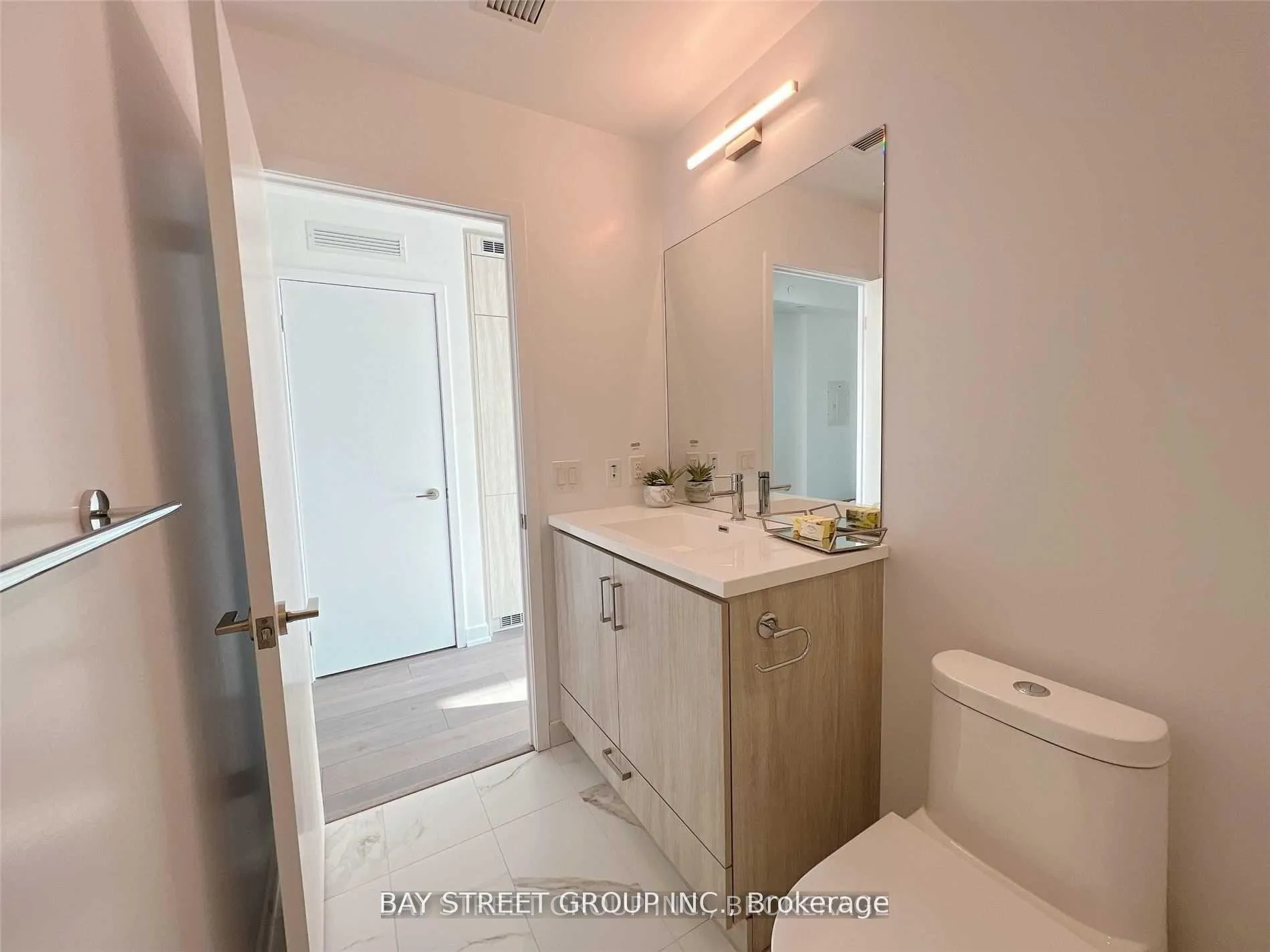 Photo 6 of Unit 1709, 10 Honeycrisp Crescent, Vaughan, Vaughan Corporate Centre — HOMEH