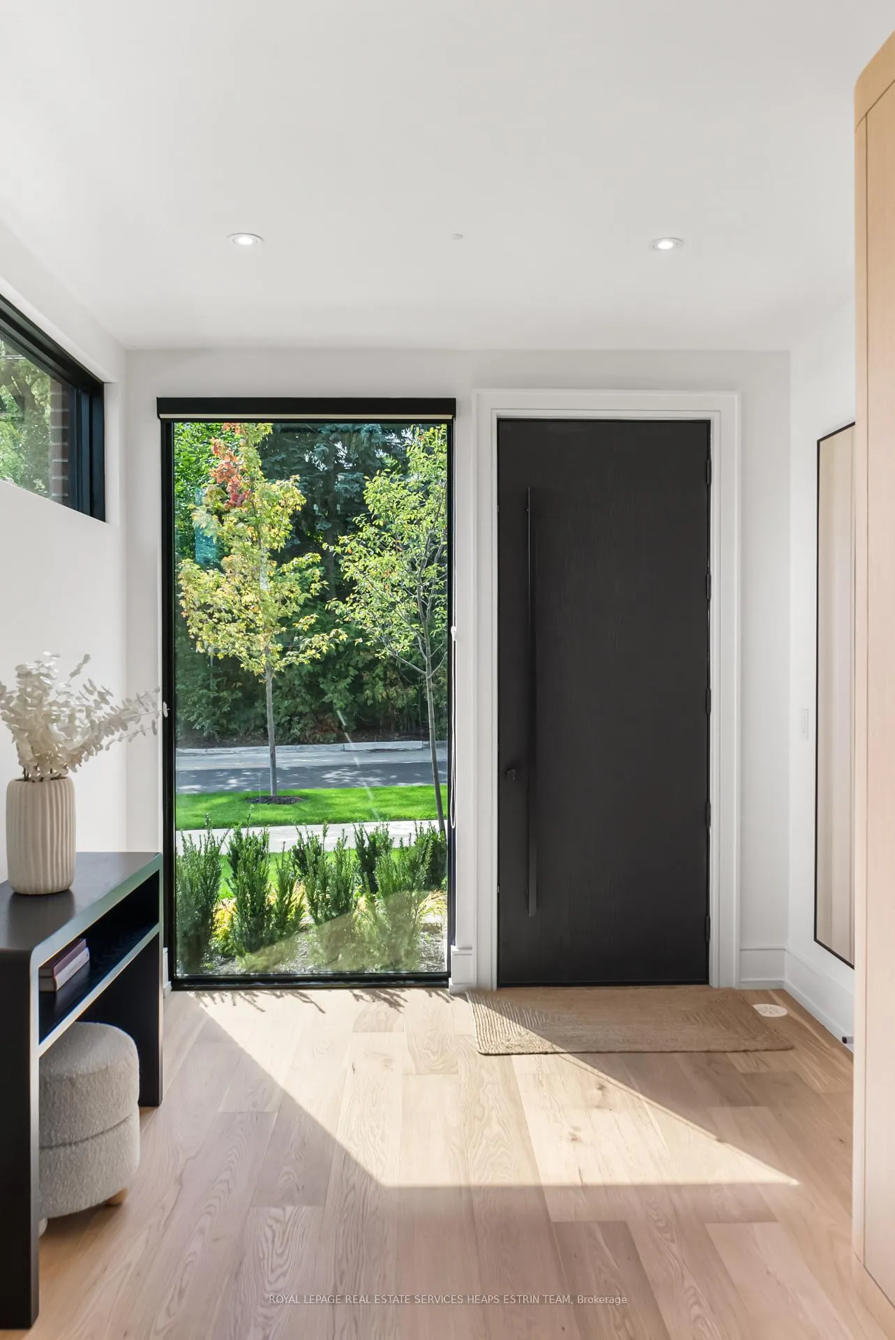 Photo 3 of 38 Evergreen Gardens, Toronto, Leaside — HOMEH