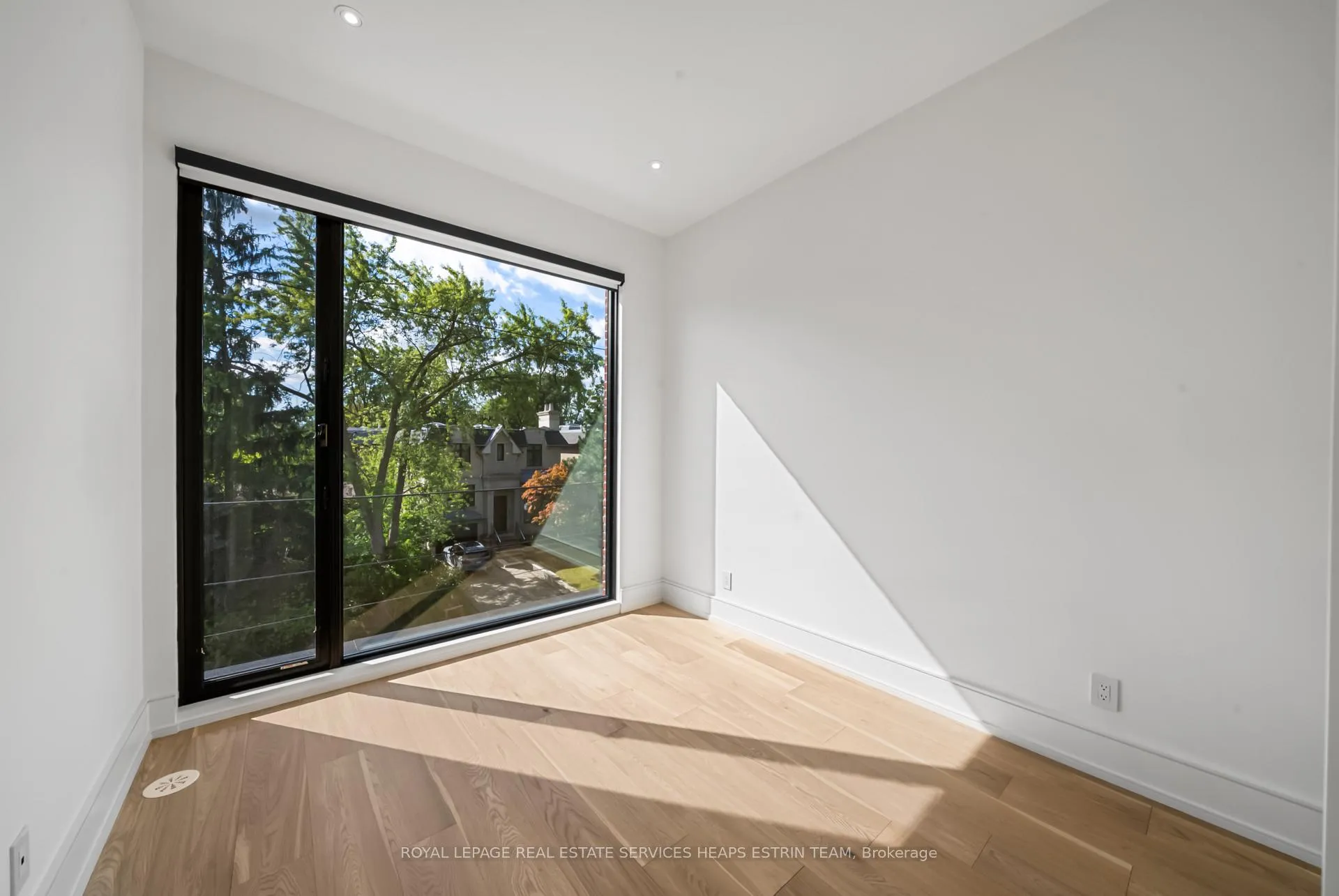 Photo 31 of 38 Evergreen Gardens, Toronto, Leaside — HOMEH