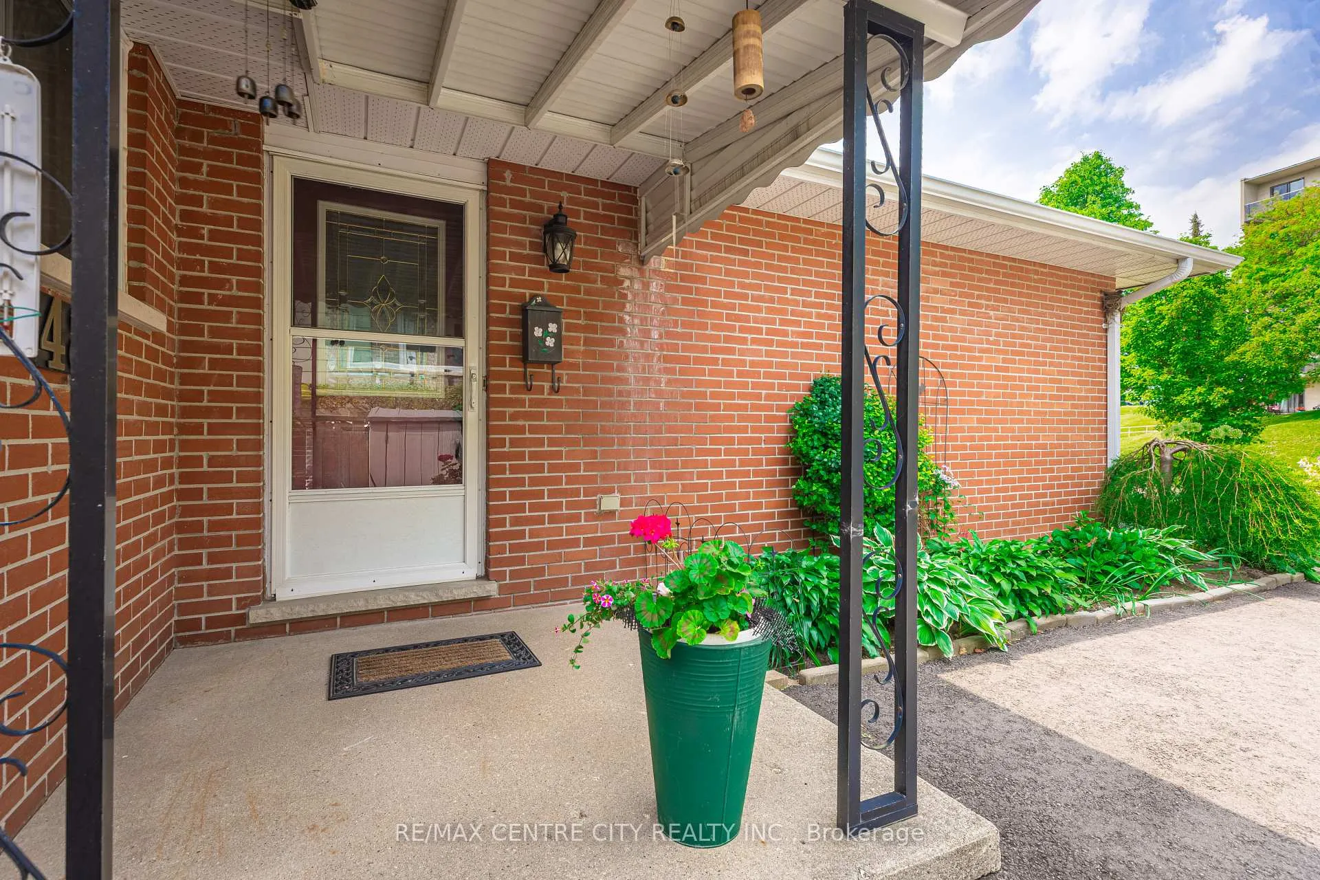 Photo 4 of 482 Castlegrove Boulevard, London, North K — HOMEH