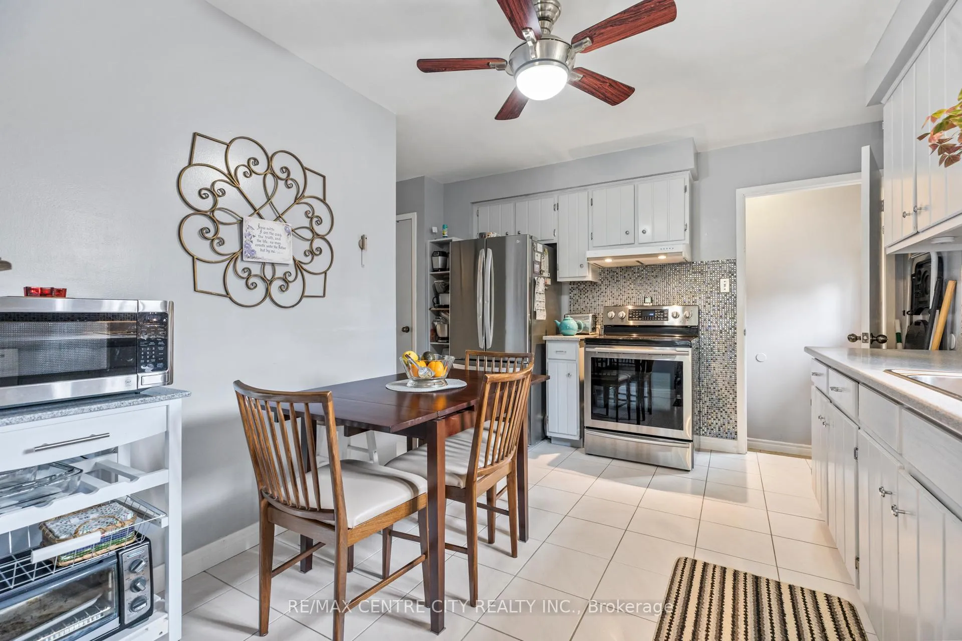 Photo 10 of 482 Castlegrove Boulevard, London, North K — HOMEH