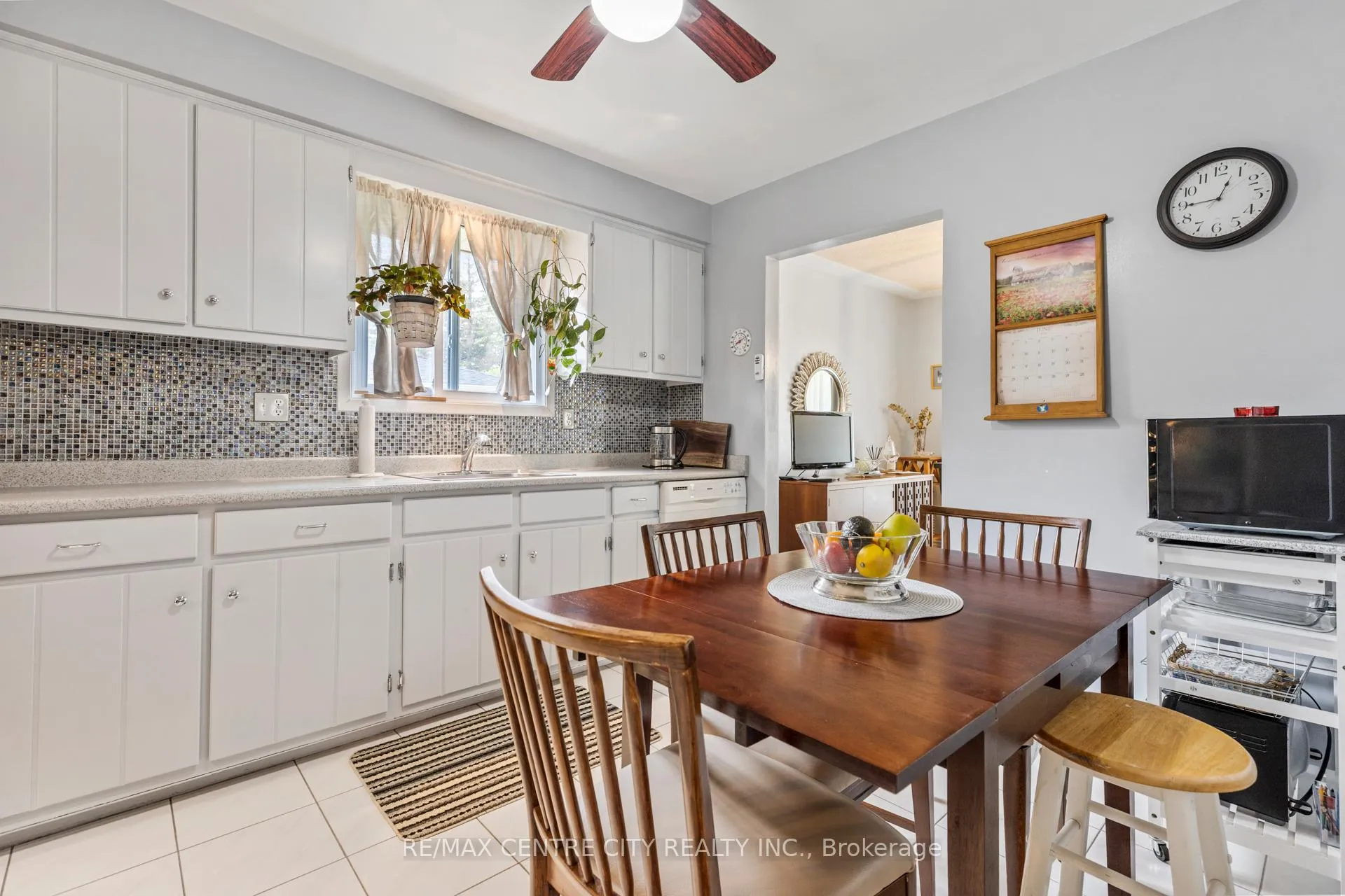 Photo 12 of 482 Castlegrove Boulevard, London, North K — HOMEH