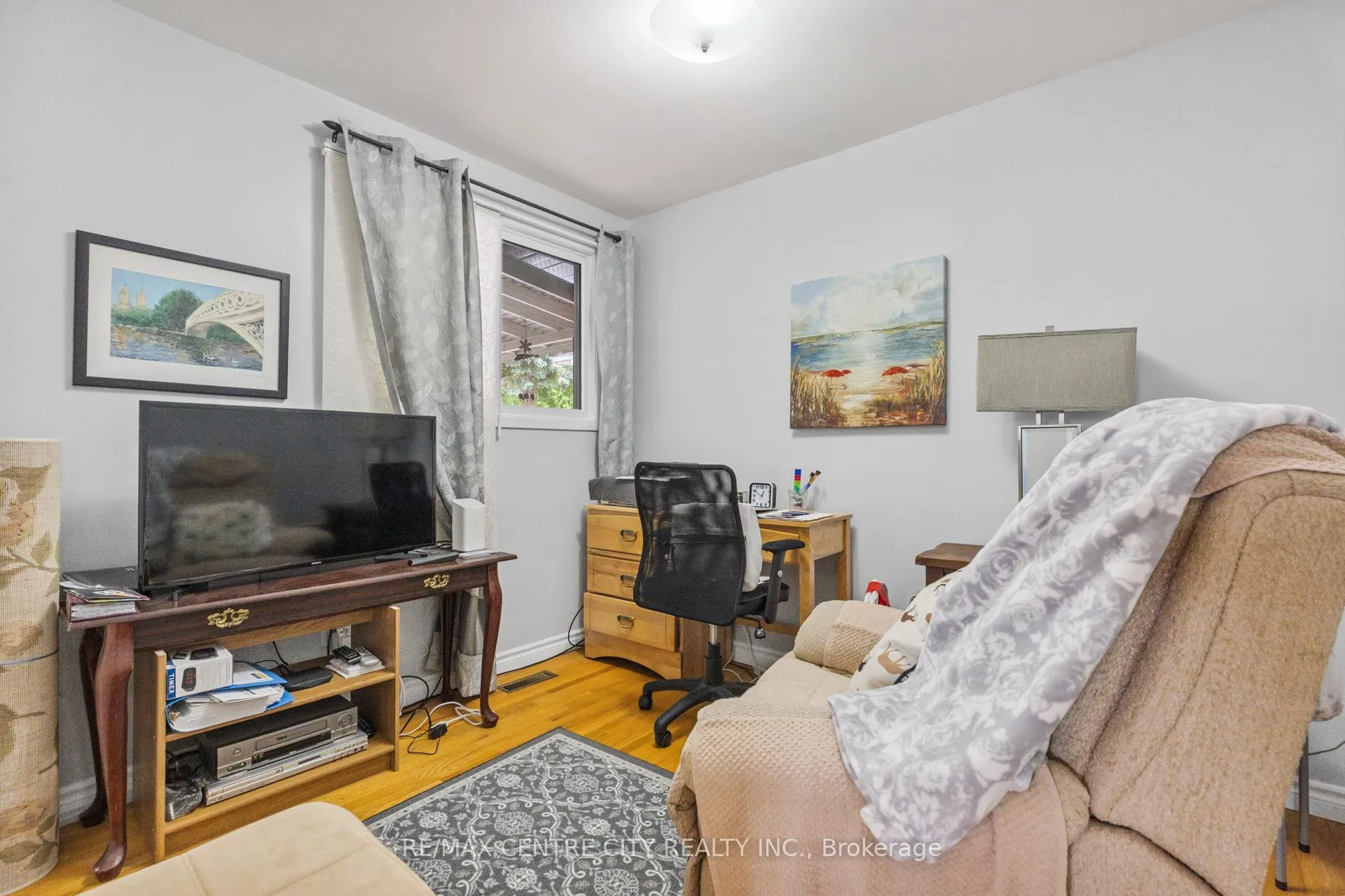 Photo 13 of 482 Castlegrove Boulevard, London, North K — HOMEH