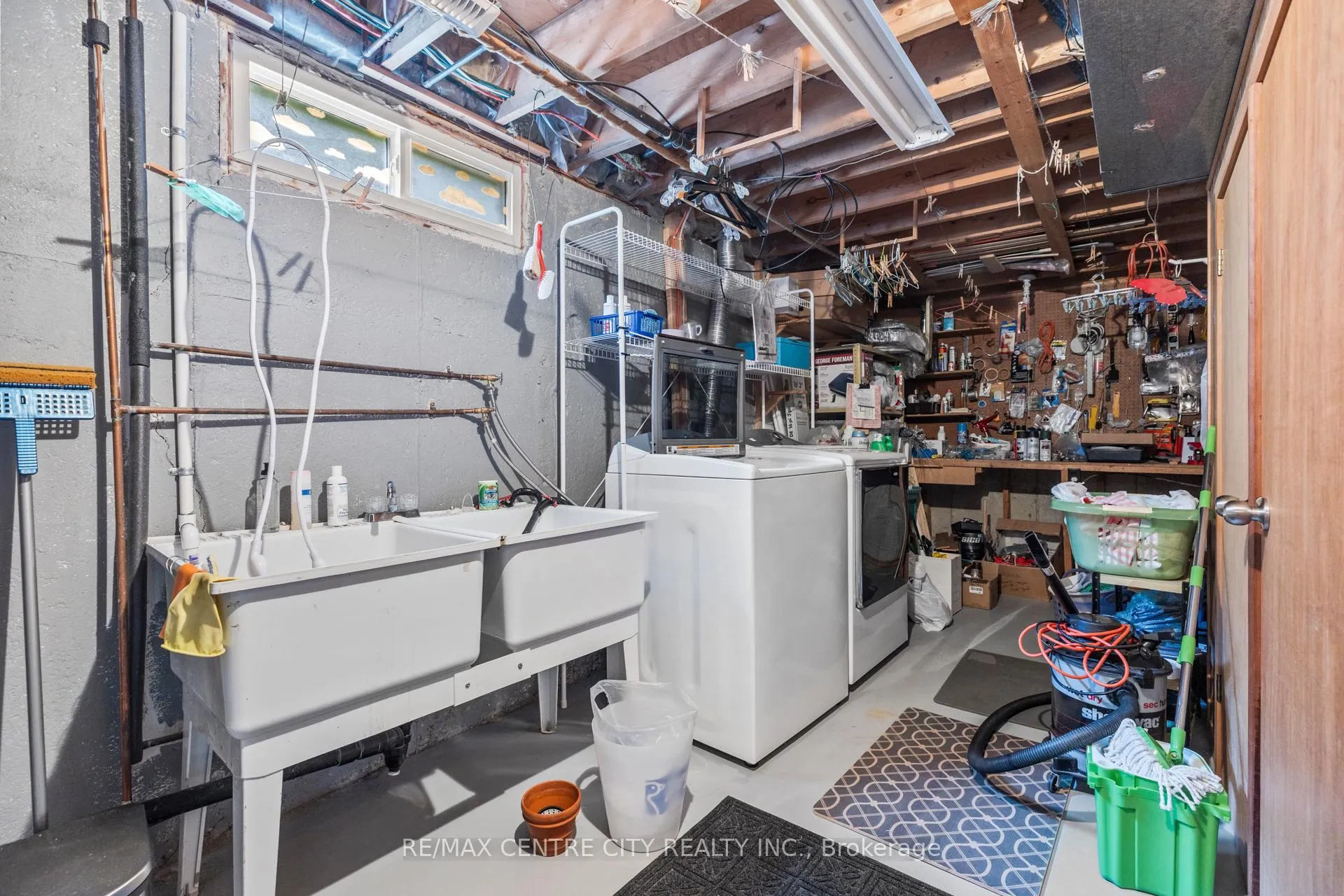 Photo 17 of 482 Castlegrove Boulevard, London, North K — HOMEH
