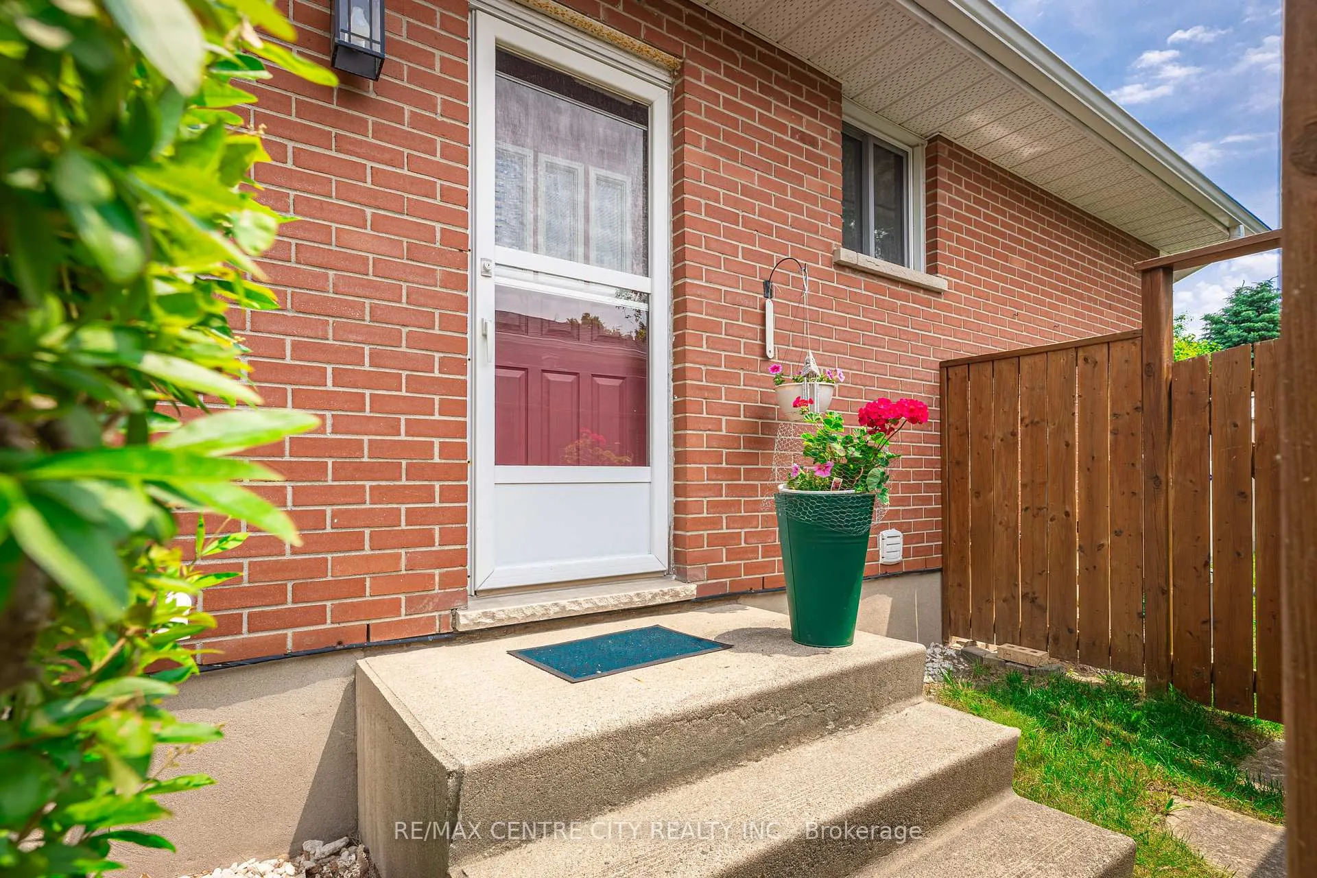 Photo 21 of 482 Castlegrove Boulevard, London, North K — HOMEH