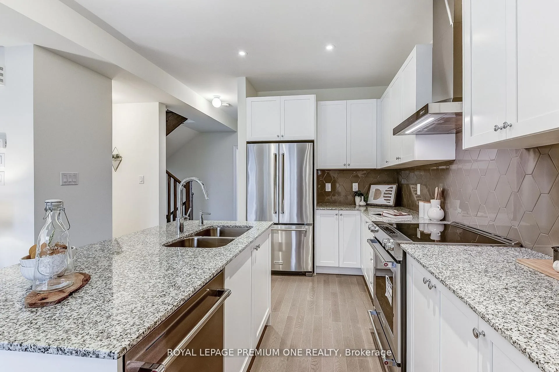 Photo 10 of 117 Tennant Circle, Vaughan, Vellore Village — HOMEH