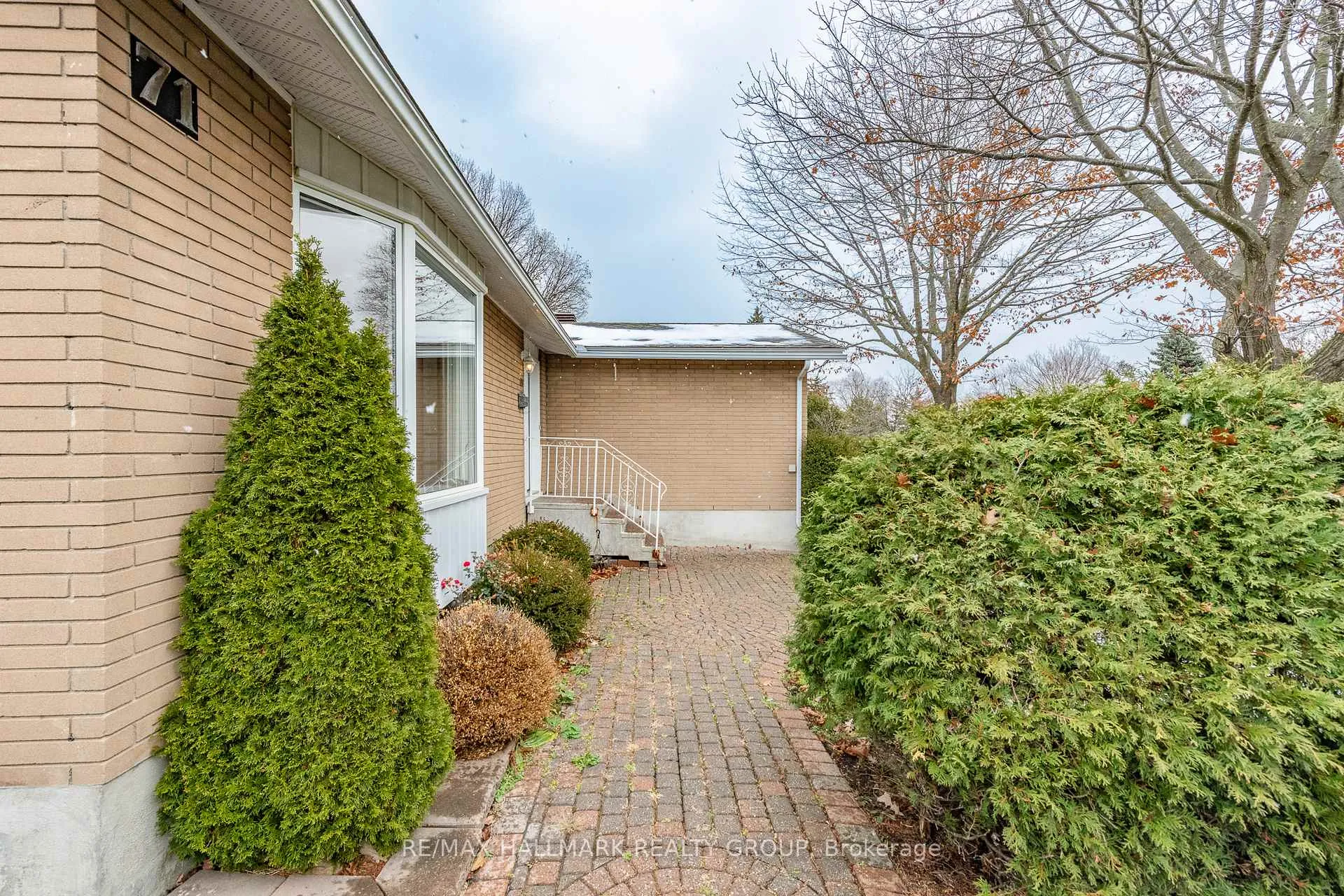 Photo 3 of 71 Viewmount Drive, Ottawa, Meadowlands/Crestview — HOMEH