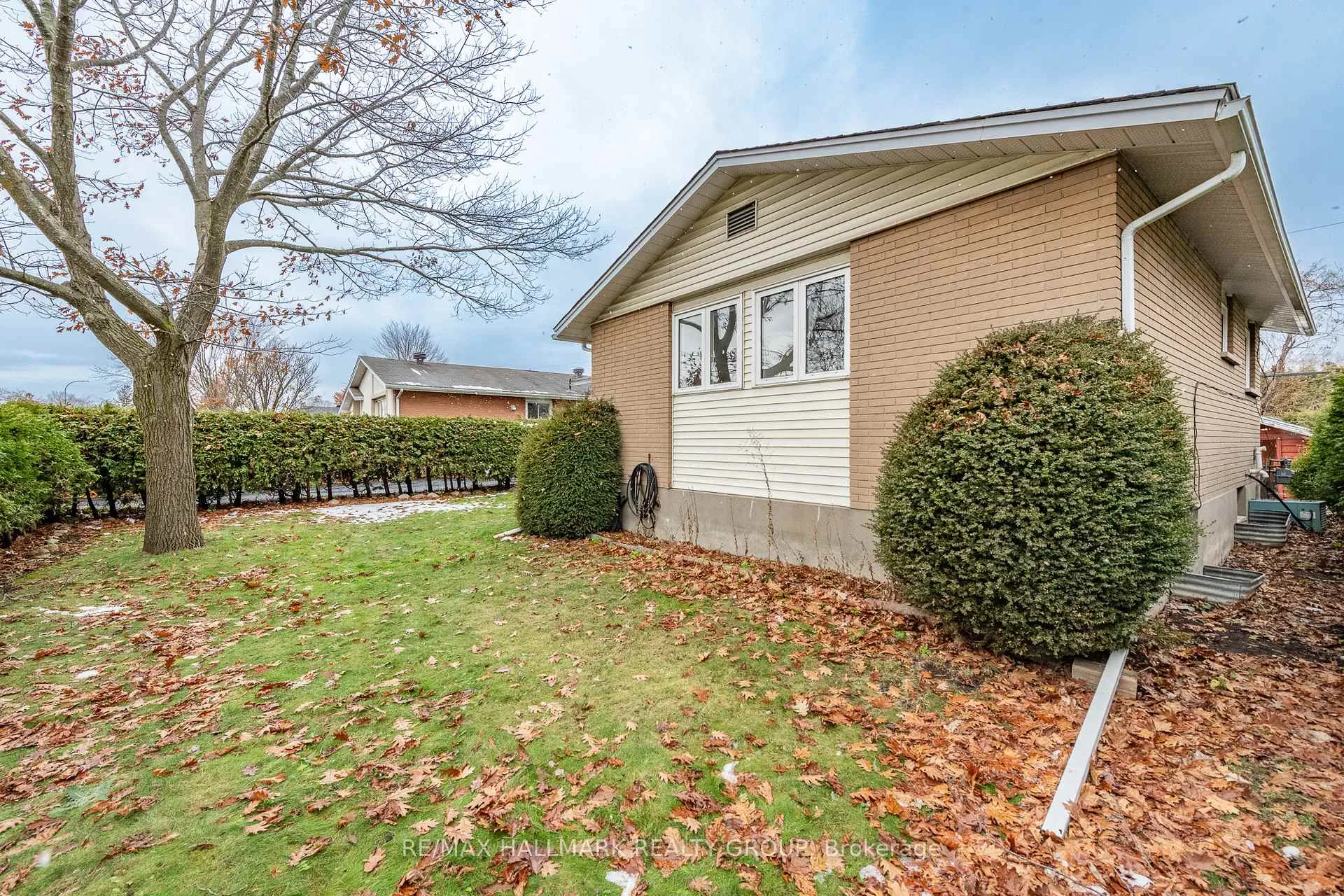 Photo 4 of 71 Viewmount Drive, Ottawa, Meadowlands/Crestview — HOMEH