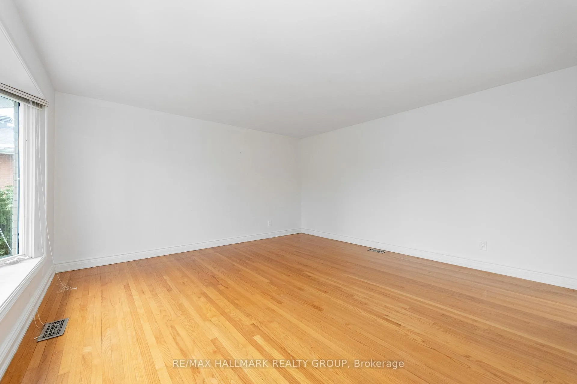 Photo 9 of 71 Viewmount Drive, Ottawa, Meadowlands/Crestview — HOMEH