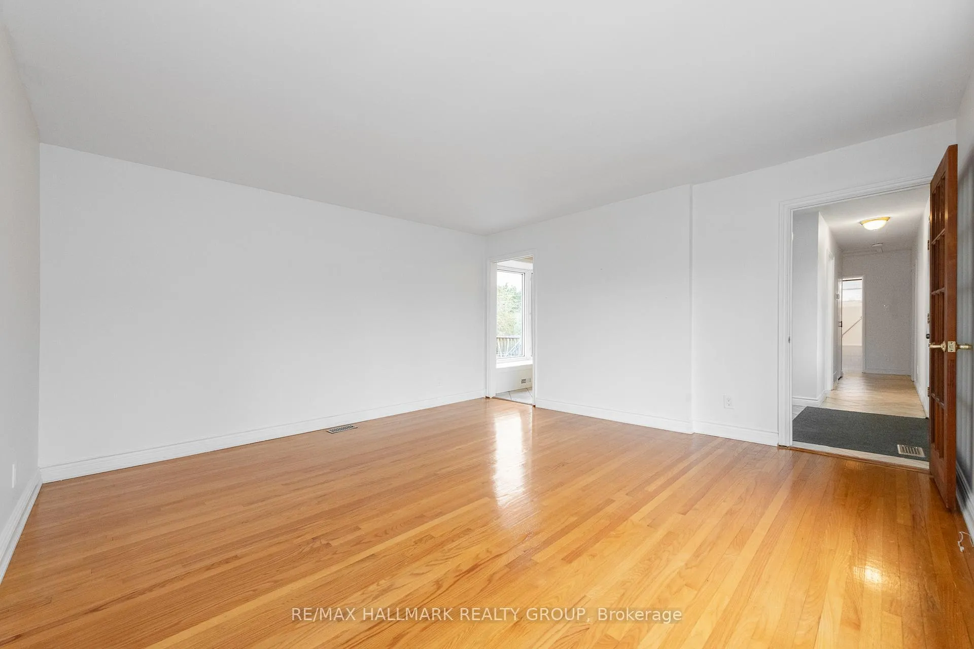 Photo 11 of 71 Viewmount Drive, Ottawa, Meadowlands/Crestview — HOMEH
