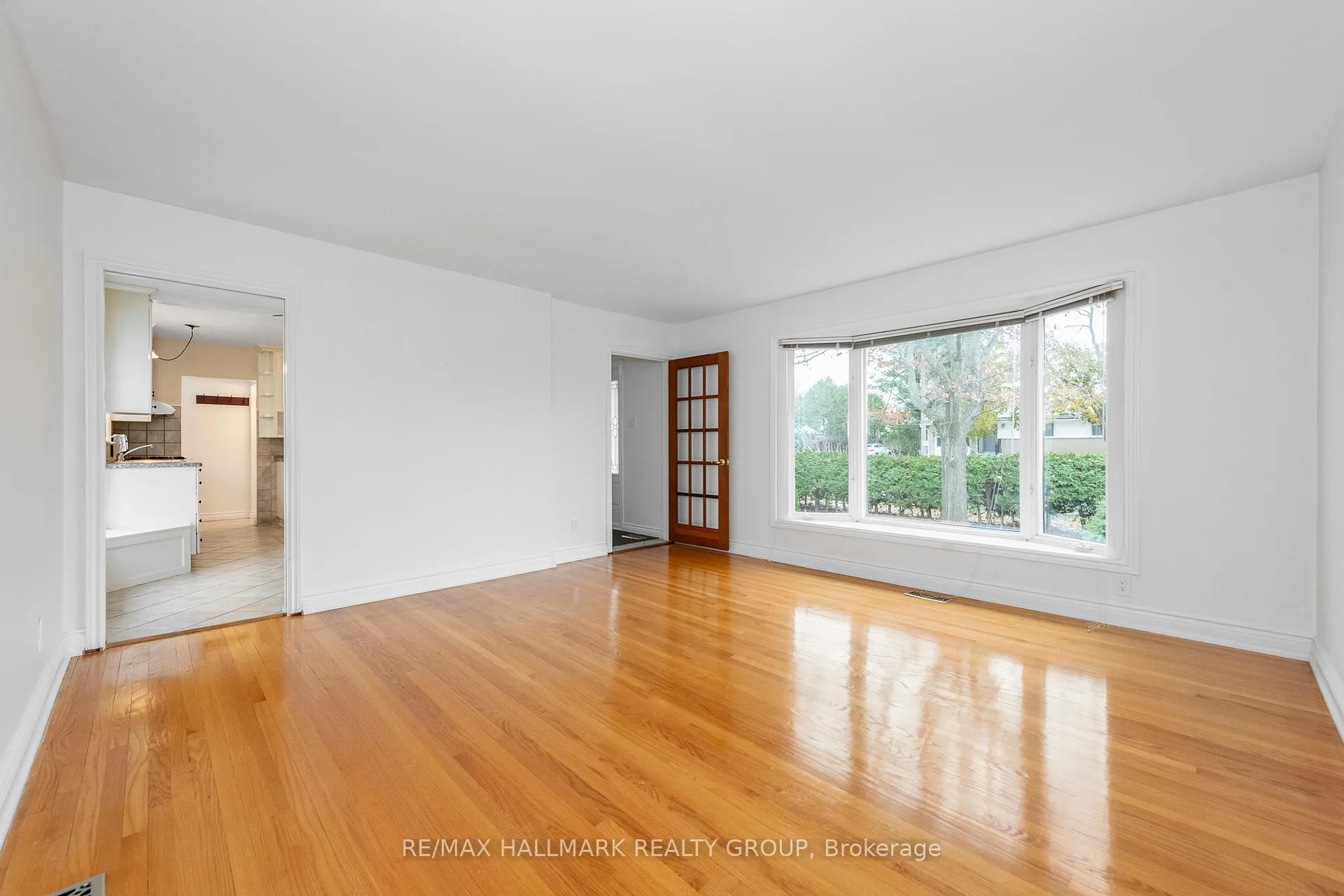 Photo 12 of 71 Viewmount Drive, Ottawa, Meadowlands/Crestview — HOMEH