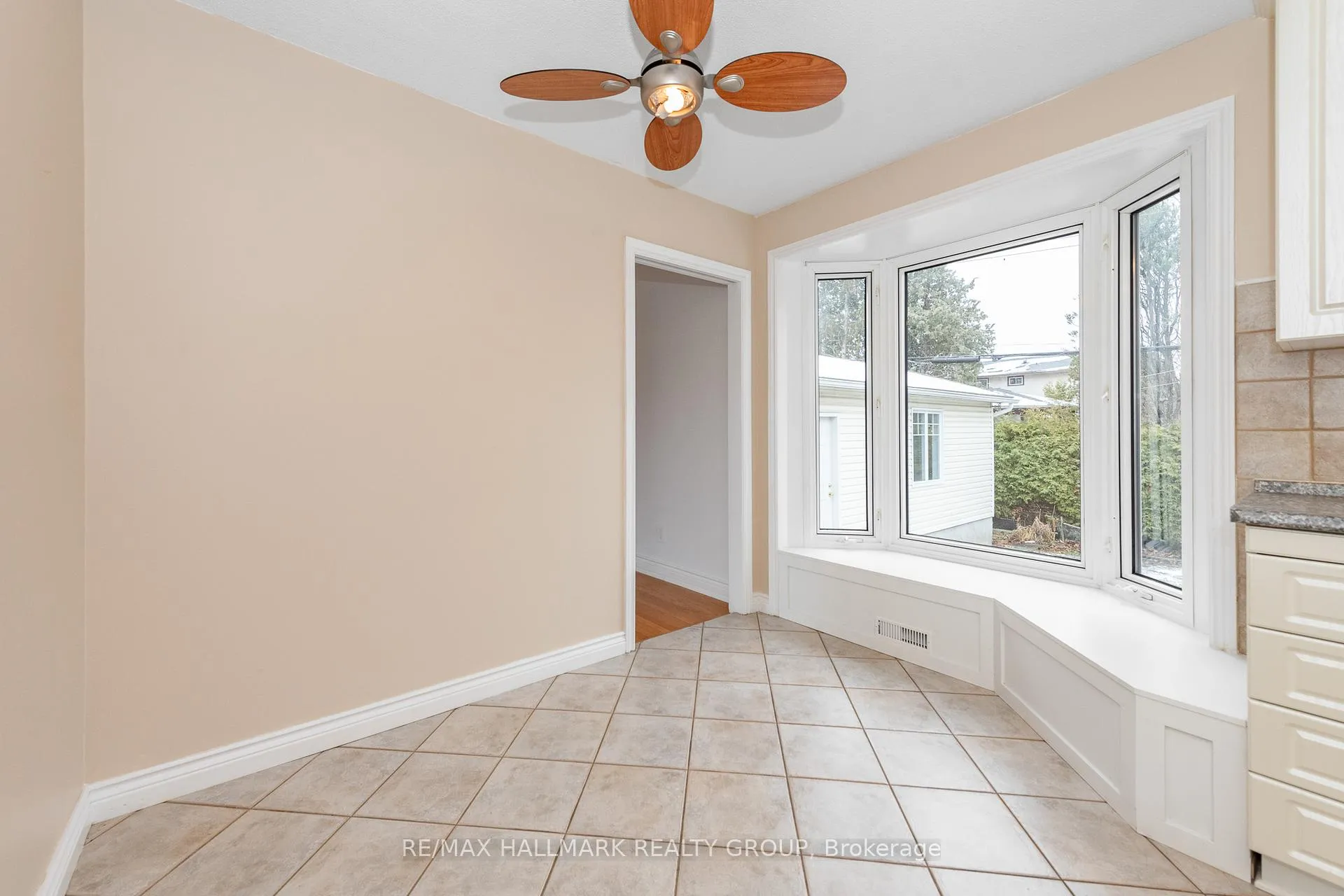 Photo 13 of 71 Viewmount Drive, Ottawa, Meadowlands/Crestview — HOMEH