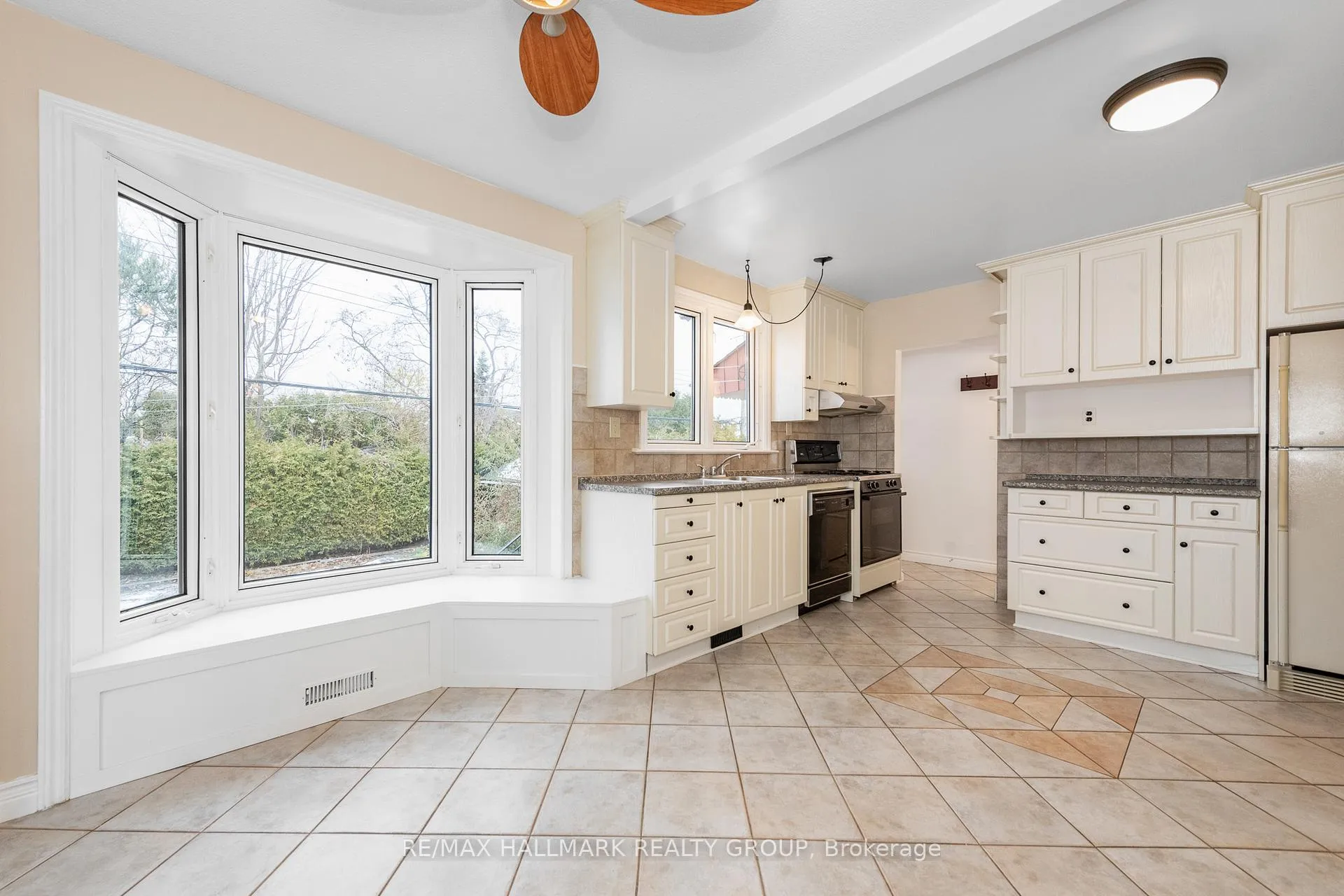 Photo 14 of 71 Viewmount Drive, Ottawa, Meadowlands/Crestview — HOMEH