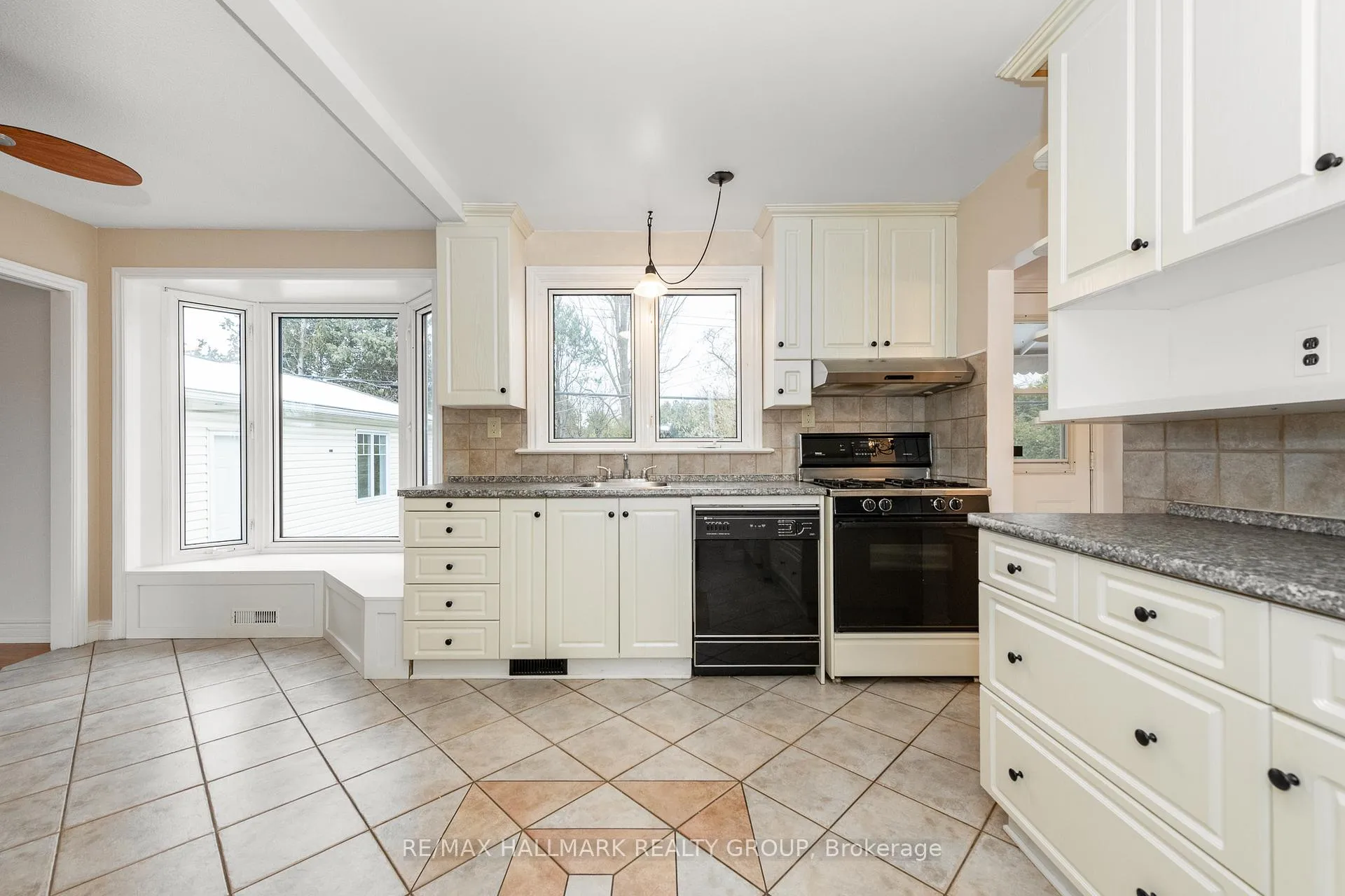 Photo 15 of 71 Viewmount Drive, Ottawa, Meadowlands/Crestview — HOMEH