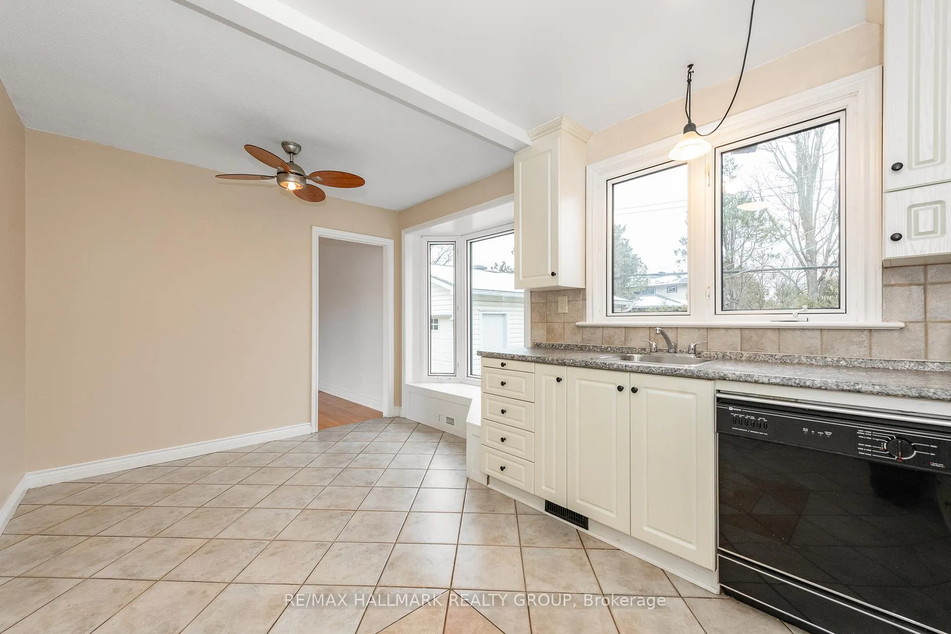 Photo 16 of 71 Viewmount Drive, Ottawa, Meadowlands/Crestview — HOMEH