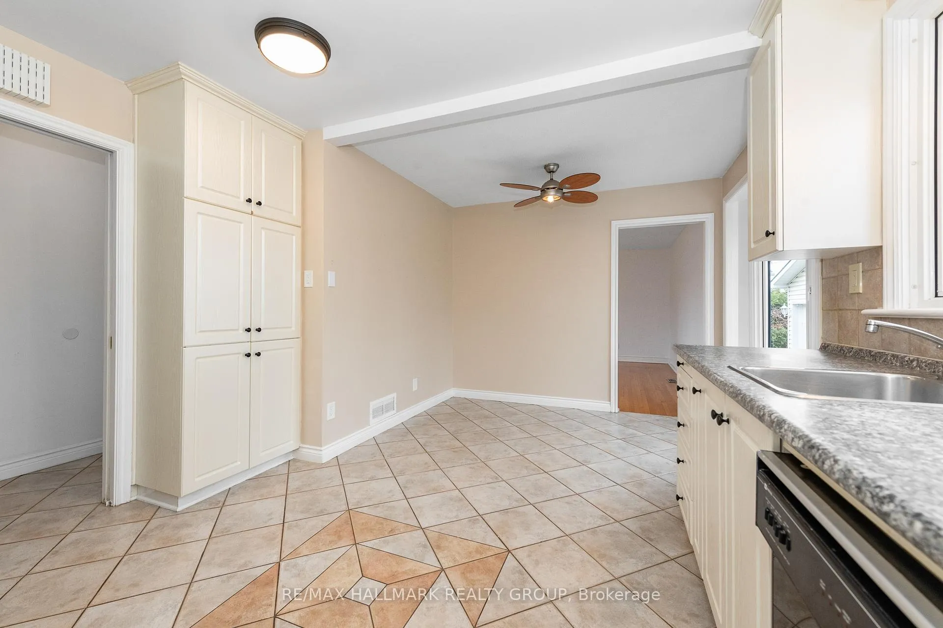 Photo 17 of 71 Viewmount Drive, Ottawa, Meadowlands/Crestview — HOMEH