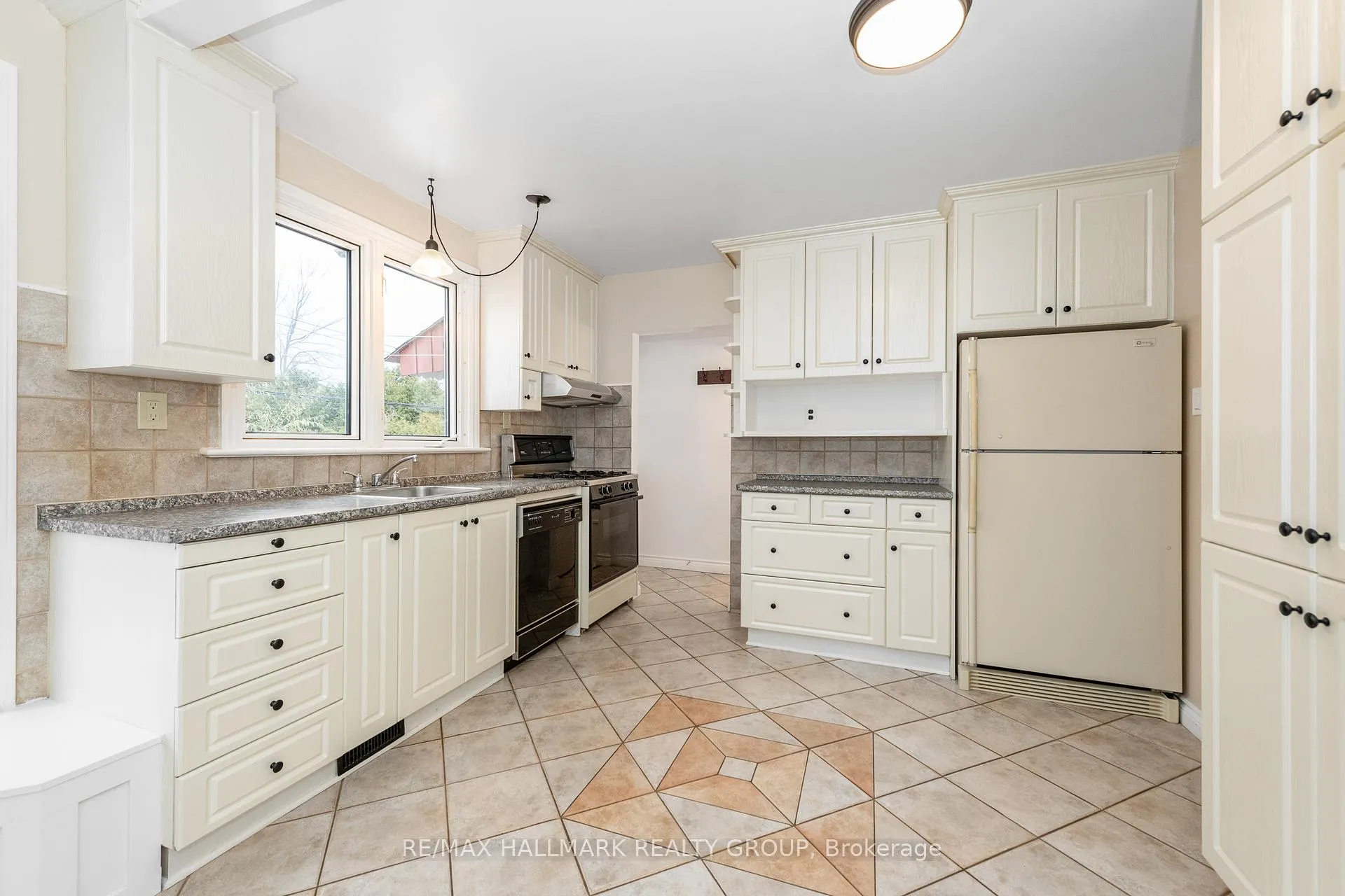Photo 18 of 71 Viewmount Drive, Ottawa, Meadowlands/Crestview — HOMEH
