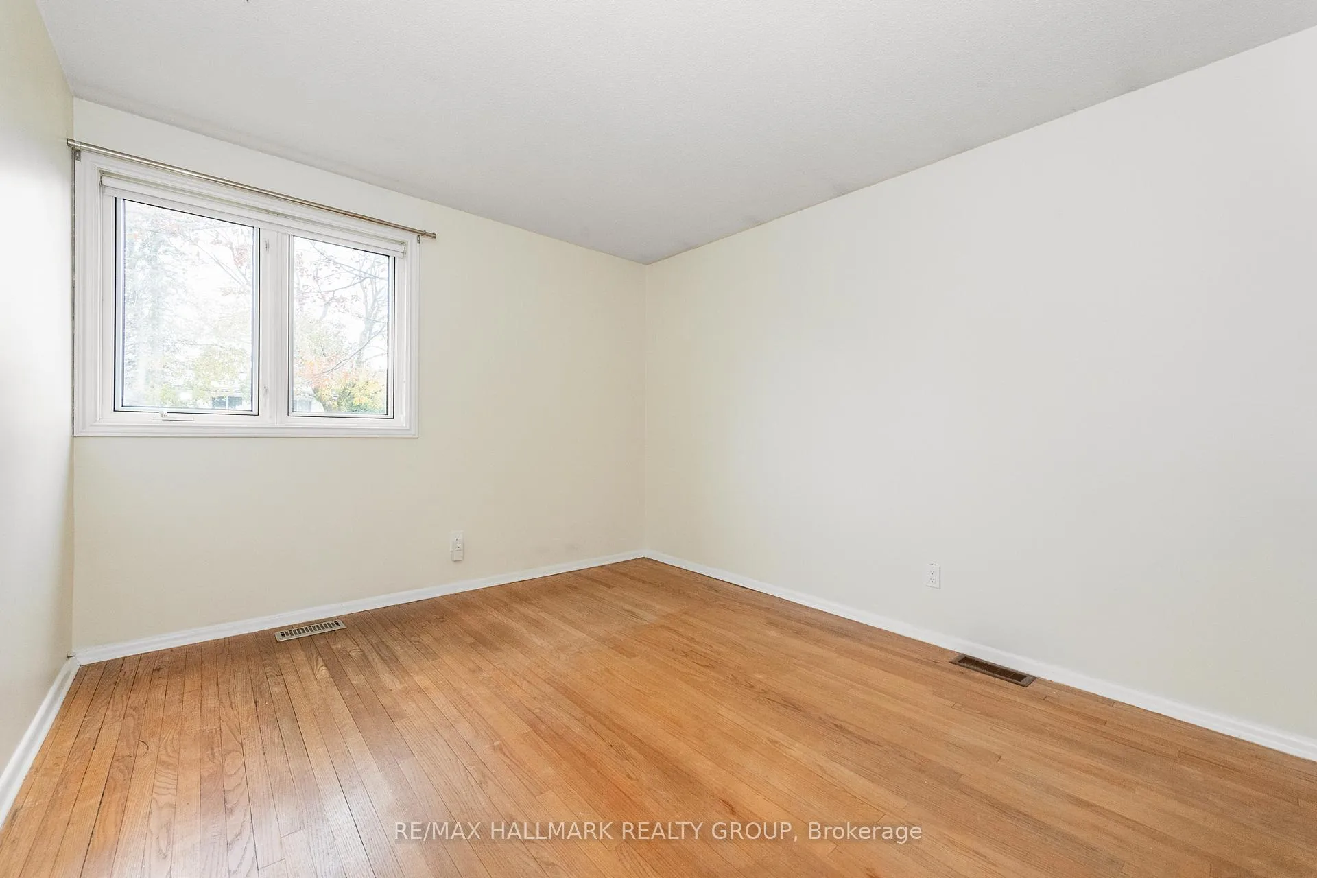 Photo 19 of 71 Viewmount Drive, Ottawa, Meadowlands/Crestview — HOMEH