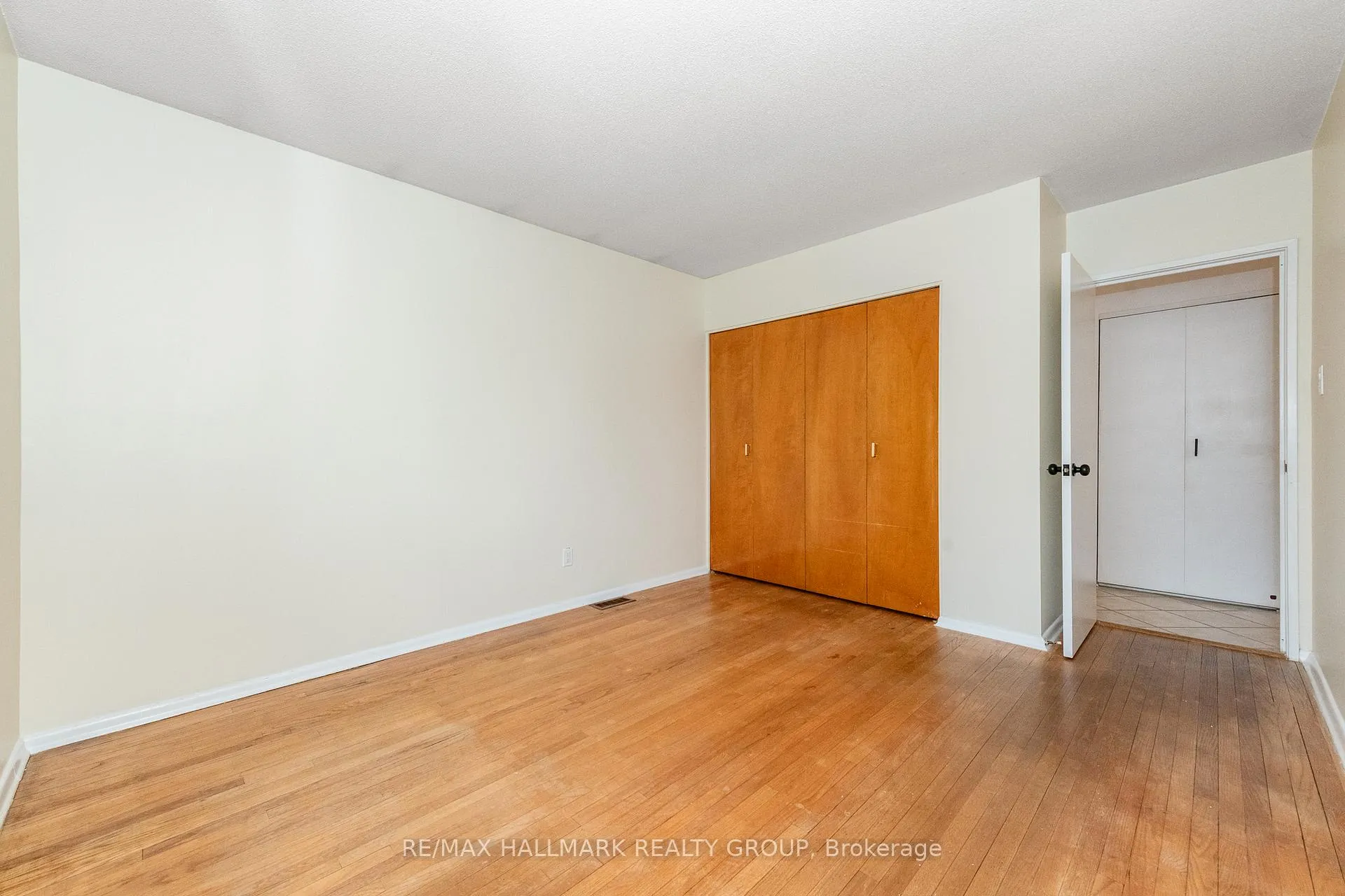Photo 22 of 71 Viewmount Drive, Ottawa, Meadowlands/Crestview — HOMEH