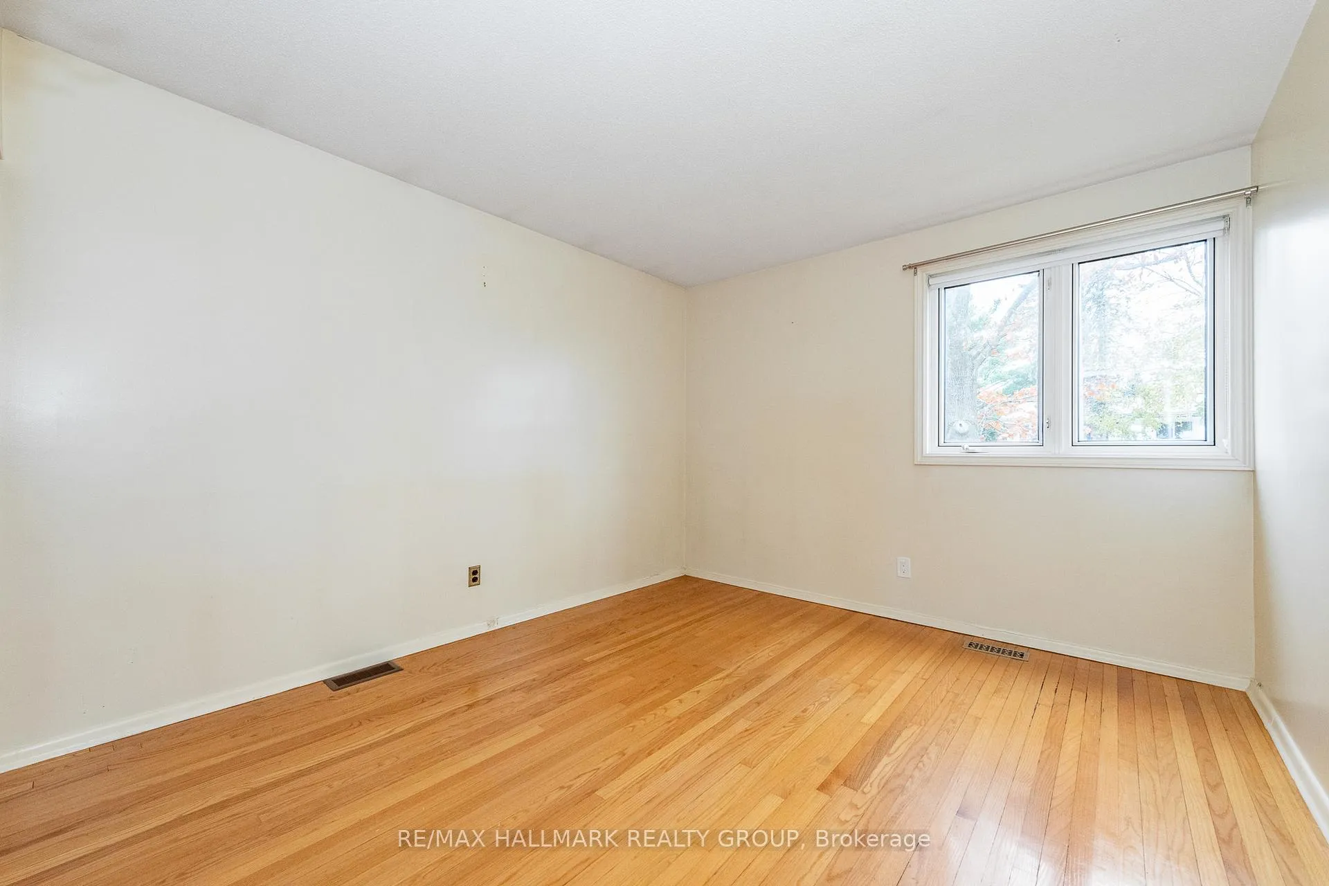 Photo 23 of 71 Viewmount Drive, Ottawa, Meadowlands/Crestview — HOMEH